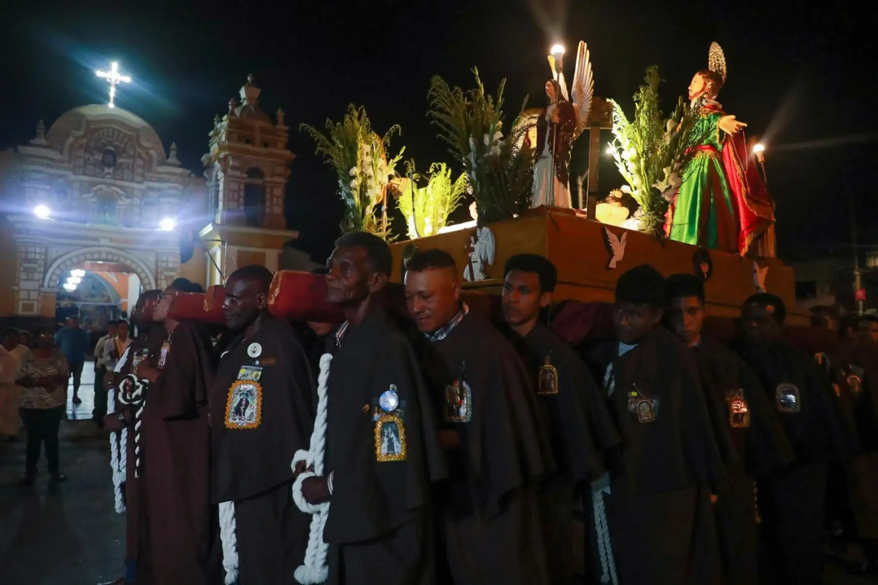 Cargadores trasladan en hombros la imagen del Cristo Yacente durante la solemne procesión en el distrito de El Carmen, en la provincia de Chincha, como parte de las celebraciones de Semana Santa.  Foto: ANDINA/ Carlos Américo Lezama Villantoy