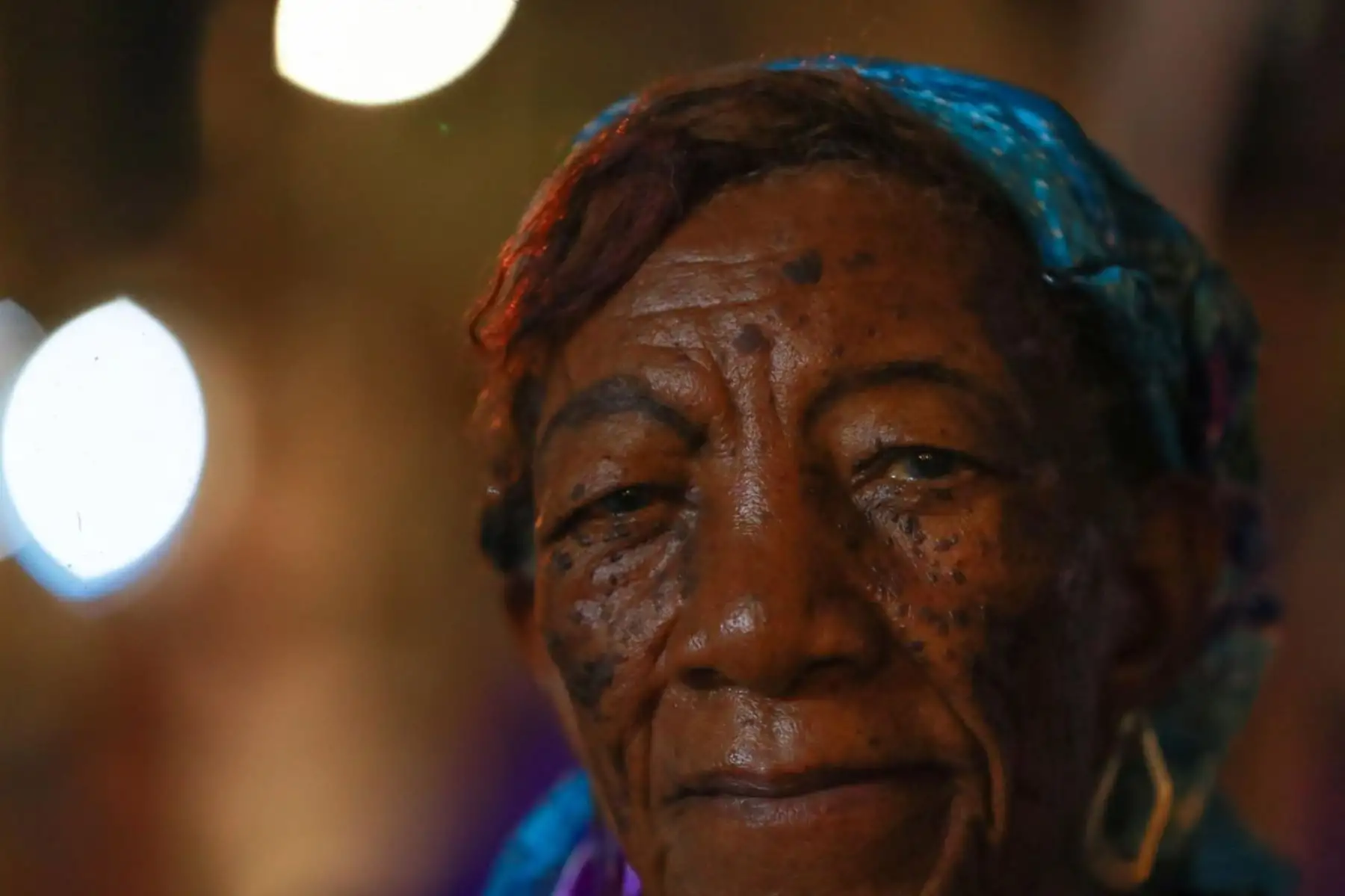 Devotos acompañan la imagen del Cristo Yacente durante la procesión de Viernes Santo, una de las tradiciones religiosas más representativas del distrito de El Carmen. Foto: ANDINA/ Carlos Américo Lezama Villantoy