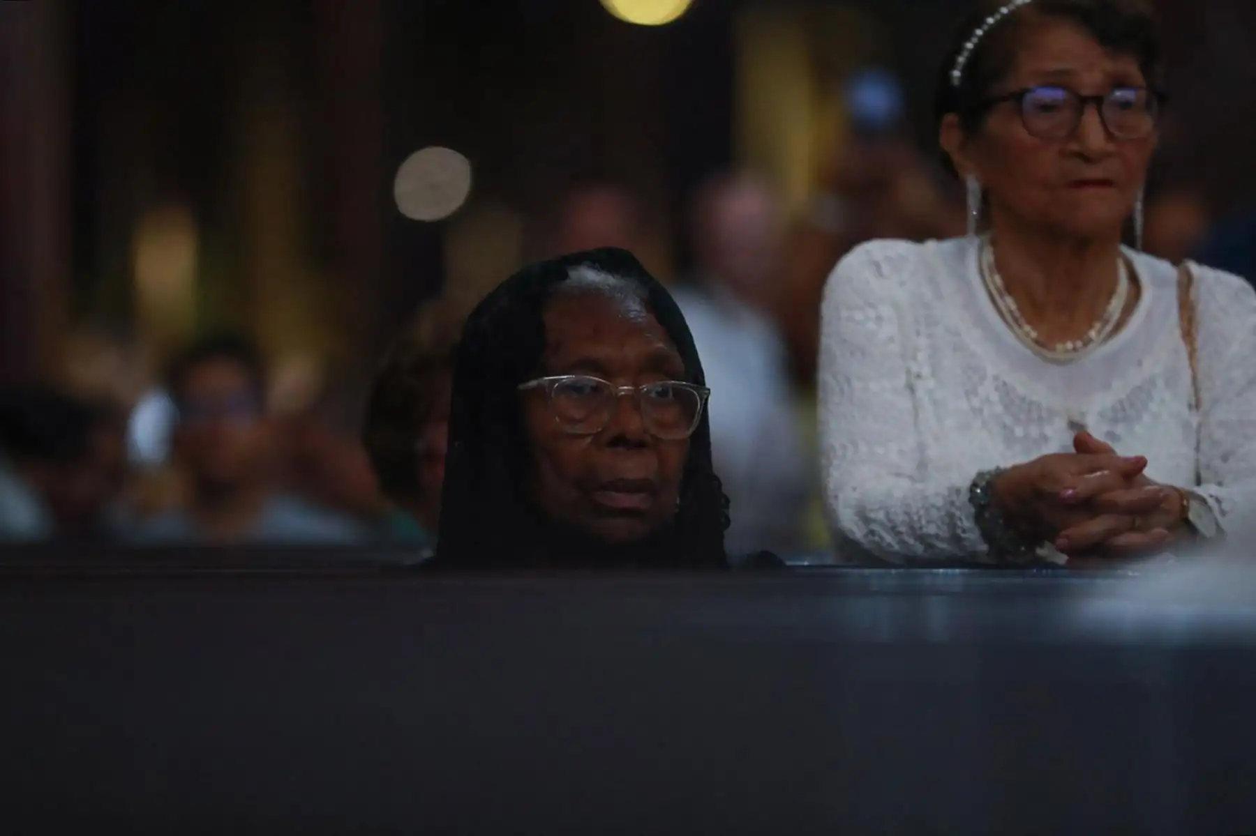 Fieles participan en el tradicional recorrido procesional del Cristo Yacente, organizado por la Parroquia Nuestra Señora del Carmen durante las celebraciones de Semana Santa. Foto: ANDINA/ Carlos Américo Lezama Villantoy