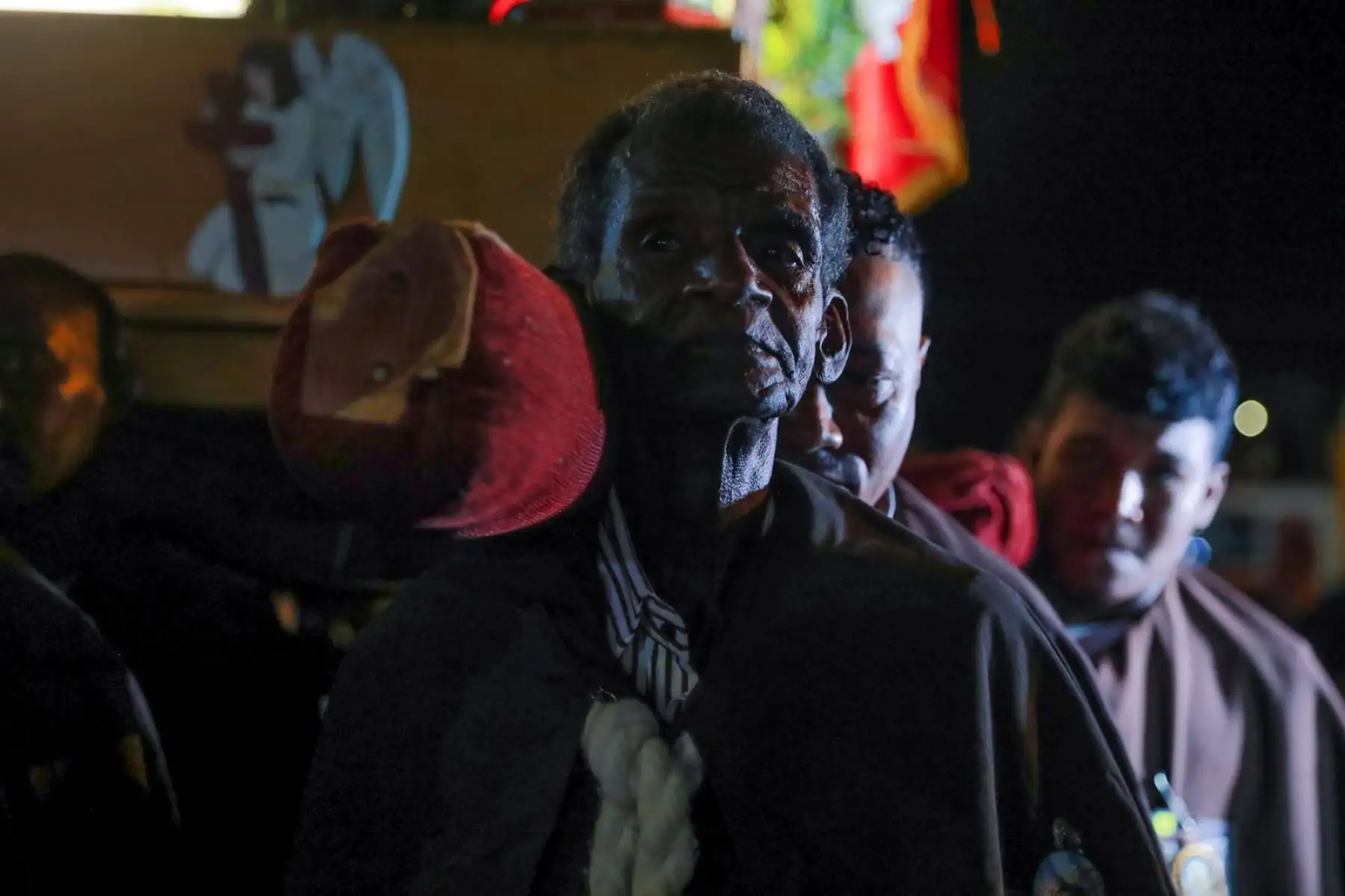 Cargadores trasladan en hombros la imagen del Cristo Yacente durante la solemne procesión en el distrito de El Carmen, en la provincia de Chincha, como parte de las celebraciones de Semana Santa.  Foto: ANDINA/ Carlos Américo Lezama Villantoy
