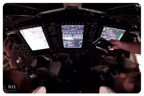 Históricamente, la NASA tan solo ha permitido subir a bordo cámaras Nikon; sin embargo, para la misión Artemis II se ha podido ver que los astronautas usan un iPhone 17 pro max