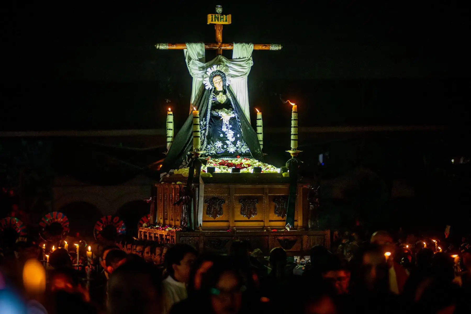 Acompañada de autoridades, religiosas, fieles y miembros de la Hermandad de los Cargadores, quienes vistieron rigurosamente de negro y portaron cirios encendidos, esta significativa manifestación de devoción. Semana Santa 2026, vivida con profundo duelo y reflexión por la muerte de Jesucristo.
Foto: ANDINA/Gobierno Regional de Ayacucho