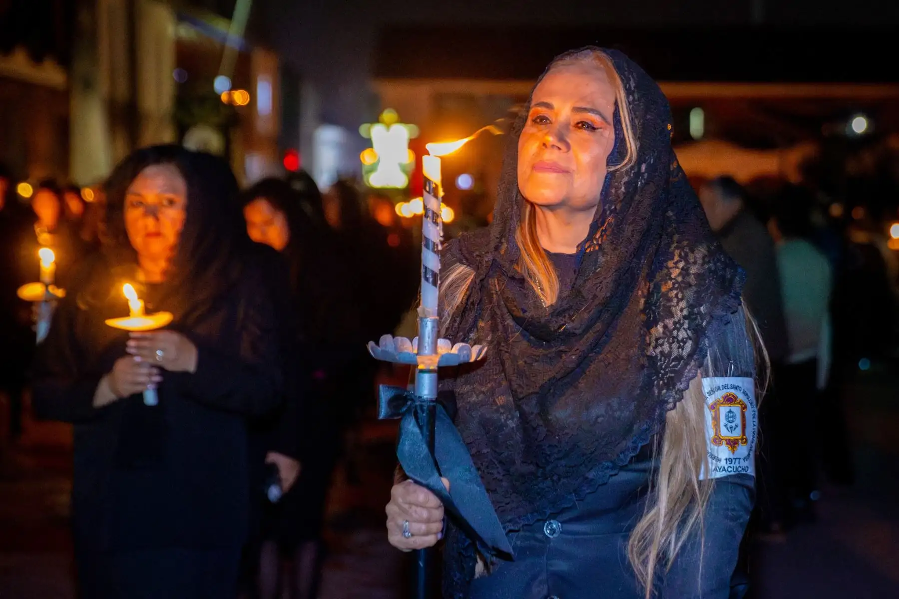 Acompañada de autoridades, religiosas, fieles y miembros de la Hermandad de los Cargadores, quienes vistieron rigurosamente de negro y portaron cirios encendidos, esta significativa manifestación de devoción. Semana Santa 2026, vivida con profundo duelo y reflexión por la muerte de Jesucristo.
Foto: ANDINA/Gobierno Regional de Ayacucho