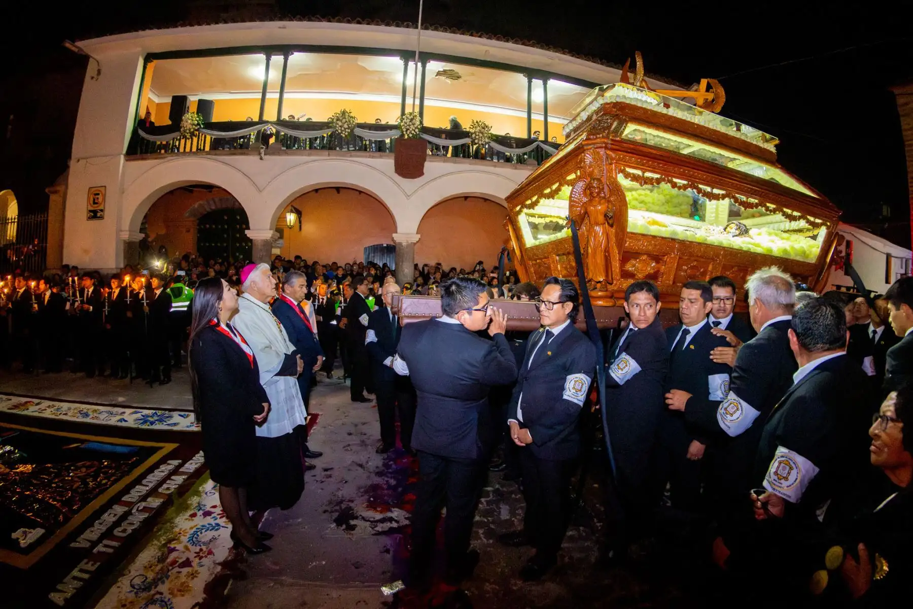 Acompañada de autoridades, religiosas, fieles y miembros de la Hermandad de los Cargadores, quienes vistieron rigurosamente de negro y portaron cirios encendidos, esta significativa manifestación de devoción. Semana Santa 2026, vivida con profundo duelo y reflexión por la muerte de Jesucristo.
Foto: ANDINA/Gobierno Regional de Ayacucho