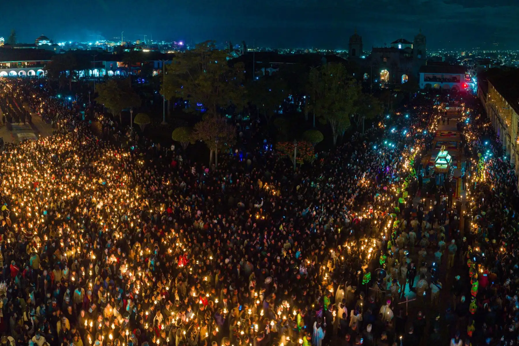 Acompañada de autoridades, religiosas, fieles y miembros de la Hermandad de los Cargadores, quienes vistieron rigurosamente de negro y portaron cirios encendidos, esta significativa manifestación de devoción. Semana Santa 2026, vivida con profundo duelo y reflexión por la muerte de Jesucristo.
Foto: ANDINA/Gobierno Regional de Ayacucho