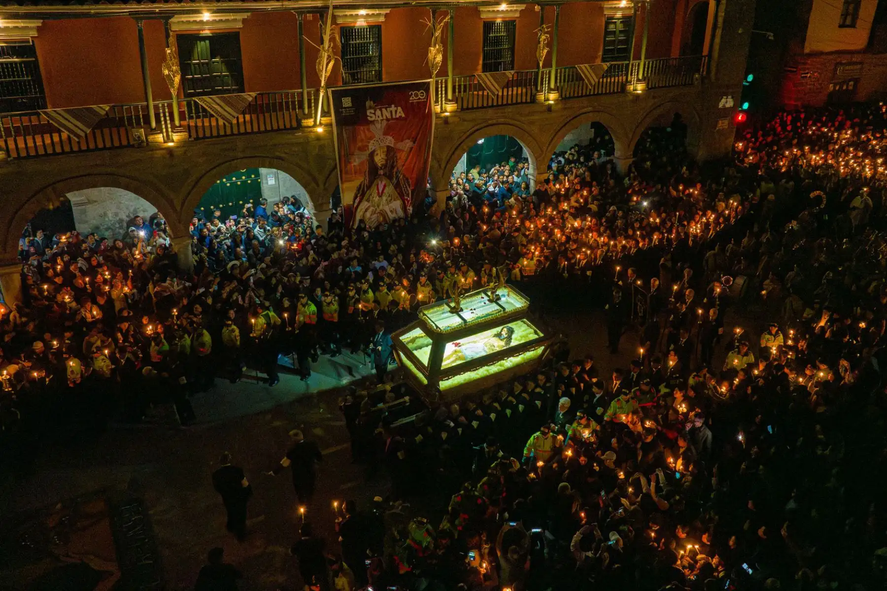 Acompañada de autoridades, religiosas, fieles y miembros de la Hermandad de los Cargadores, quienes vistieron rigurosamente de negro y portaron cirios encendidos, esta significativa manifestación de devoción. Semana Santa 2026, vivida con profundo duelo y reflexión por la muerte de Jesucristo.
Foto: ANDINA/Gobierno Regional de Ayacucho