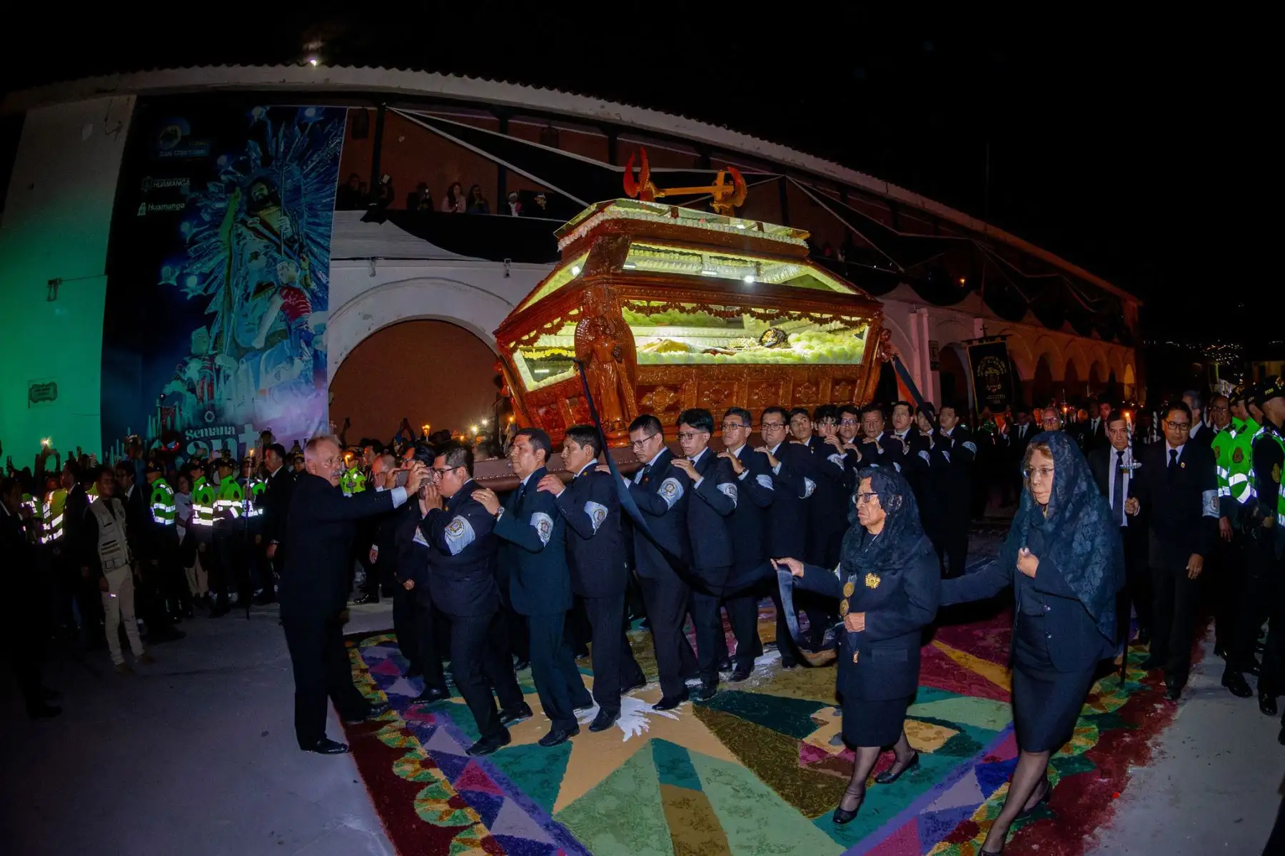 Acompañada de autoridades, religiosas, fieles y miembros de la Hermandad de los Cargadores, quienes vistieron rigurosamente de negro y portaron cirios encendidos, esta significativa manifestación de devoción. Semana Santa 2026, vivida con profundo duelo y reflexión por la muerte de Jesucristo.
Foto: ANDINA/Gobierno Regional de Ayacucho