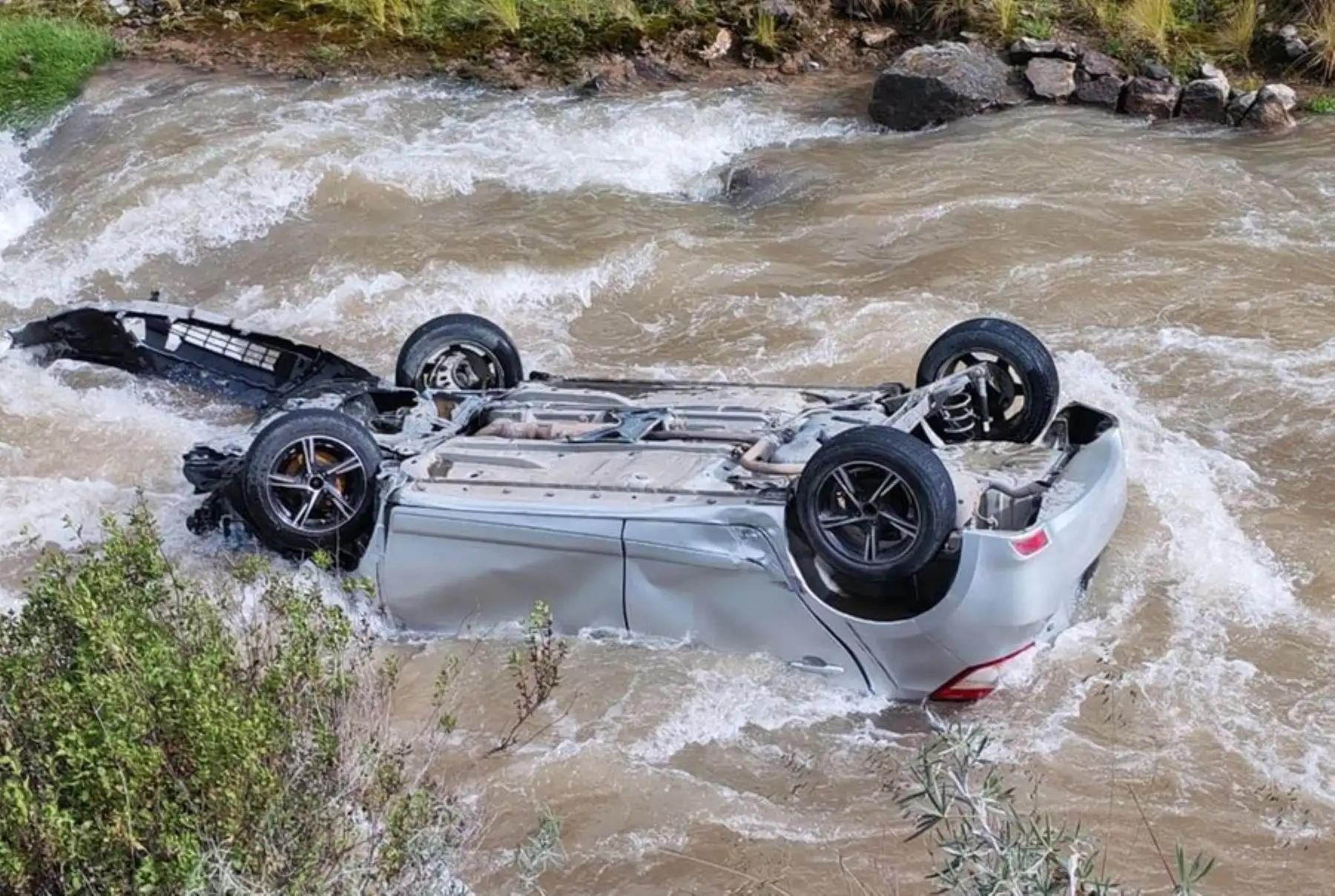 Dos fallecidos y un desaparecido deja despiste y vuelco de vehículo en Carretera Central