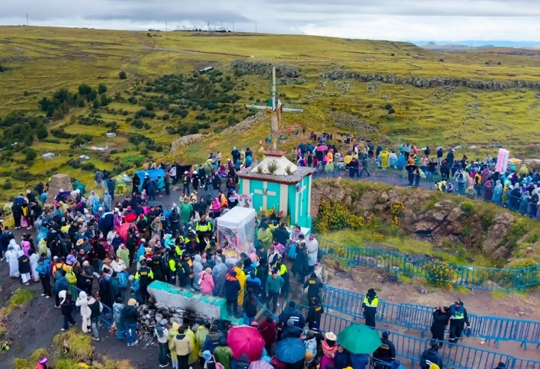 Semana Santa en Puno: fe católica y tradición andina en peregrinación al cerro Azoguini