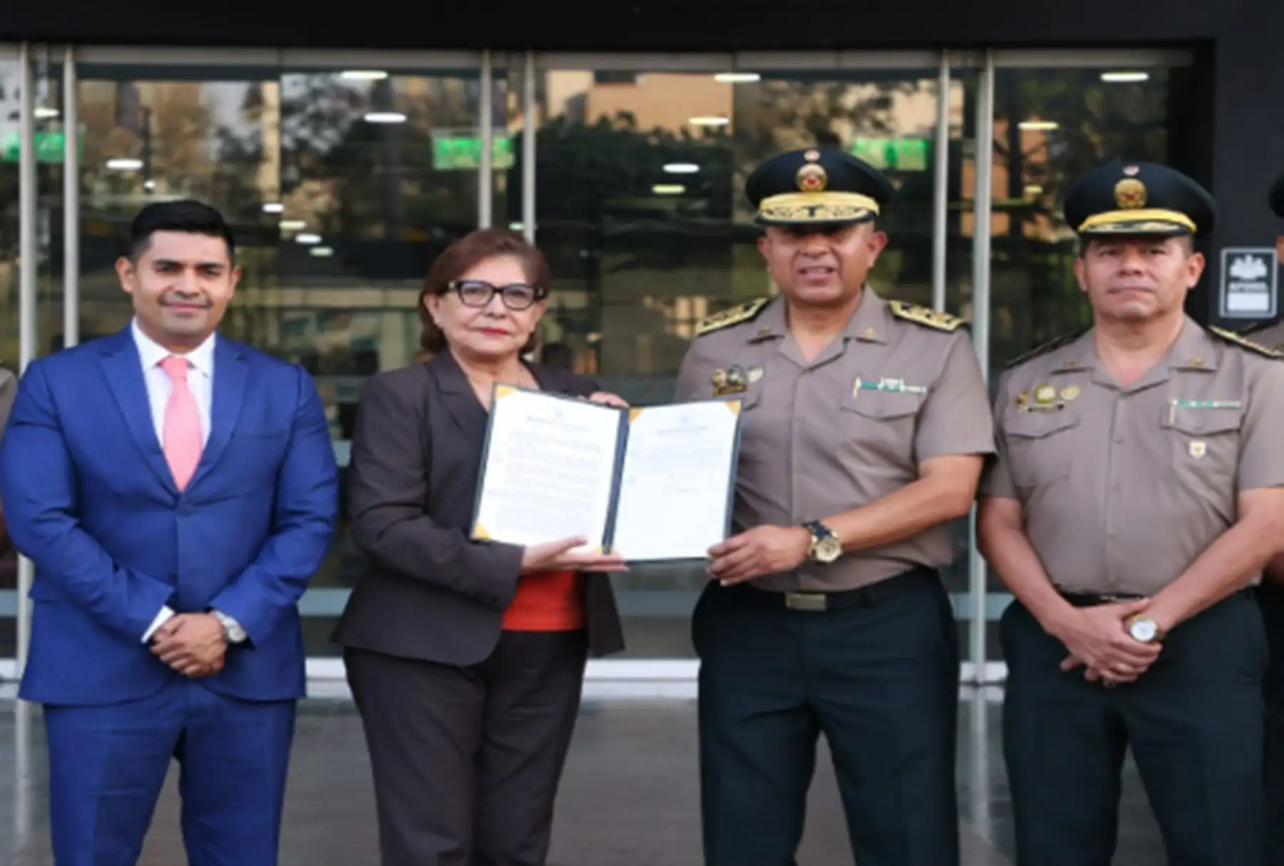 Minedu entrega resolución a Escuela PNP de Tarapoto que reconoce su adecuación a ley