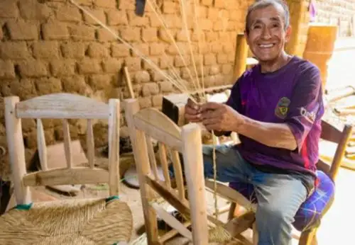 Américo Salinas, usuario del programa social Pensión 65 y experto tejedor de sillas de junco en la región La Libertad.