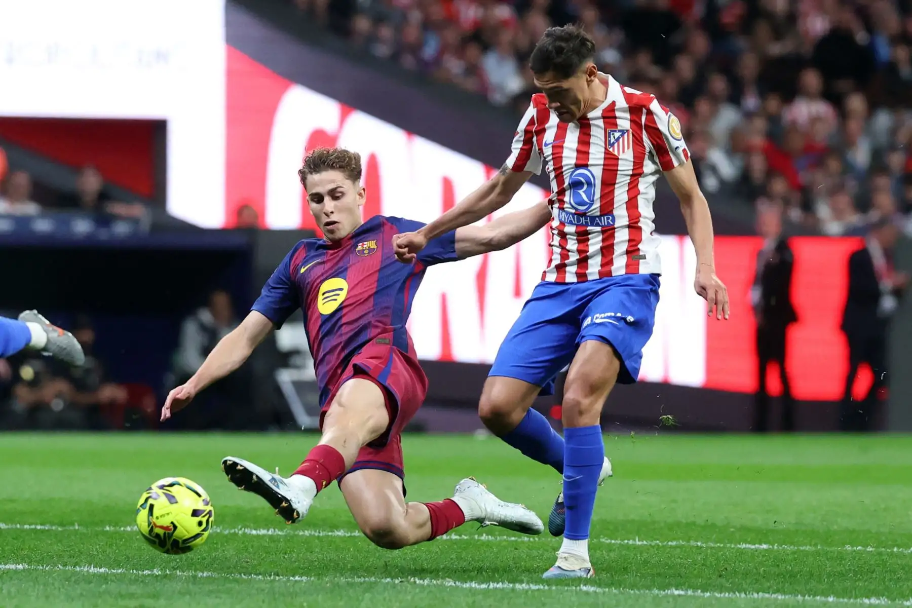 El centrocampista español del Barcelona, ​​Fermín López , y el defensa argentino del Atlético de Madrid, Nahuel Molina Lucero, disputan el balón durante el partido de la liga española entre el Club Atlético de Madrid y el FC Barcelona en el Estadio Metropolitano de Madrid.
Foto: AFP