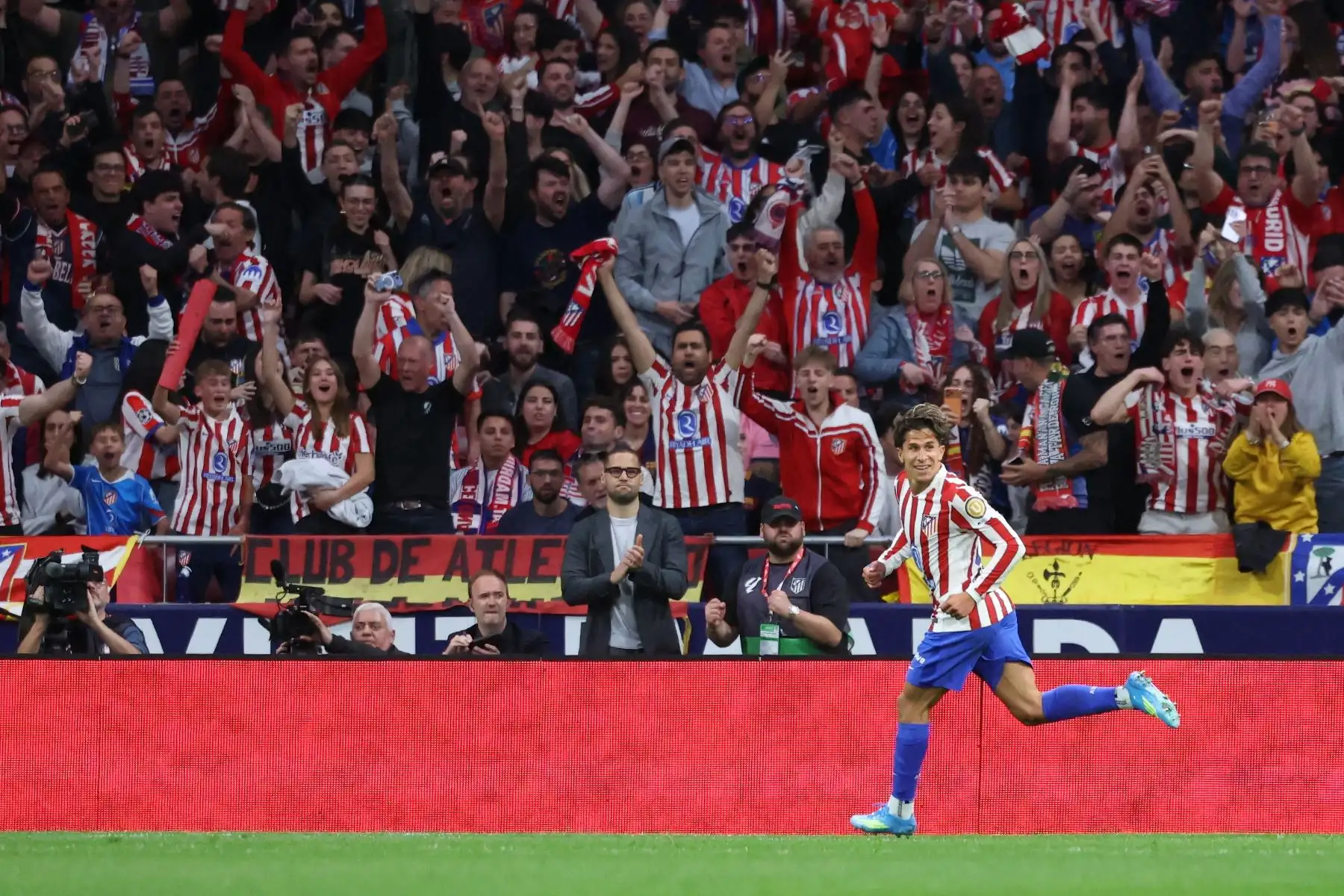 El delantero argentino del Atlético de Madrid, Giuliano Simeone, celebra el primer gol del partido de la liga española entre el Club Atlético de Madrid y el FC Barcelona en el Estadio Metropolitano de Madrid .
Foto: AFP