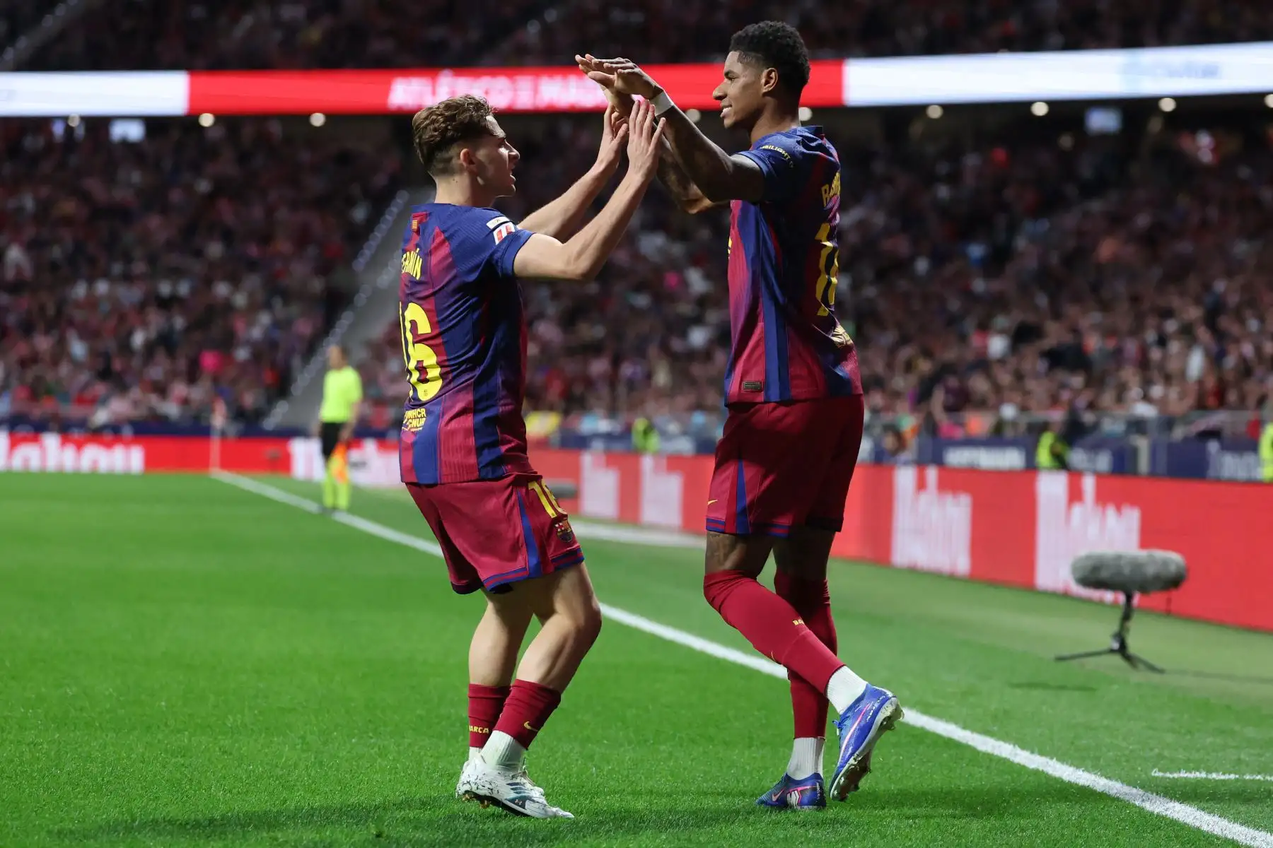 El delantero inglés del Barcelona, ​​Marcus Rashford , celebra el primer gol de su equipo con el centrocampista español del Barcelona, ​​Fermín López , durante el partido de la liga española entre el Club Atlético de Madrid y el FC Barcelona en el Estadio Metropolitano de Madrid.
Foto: AFP