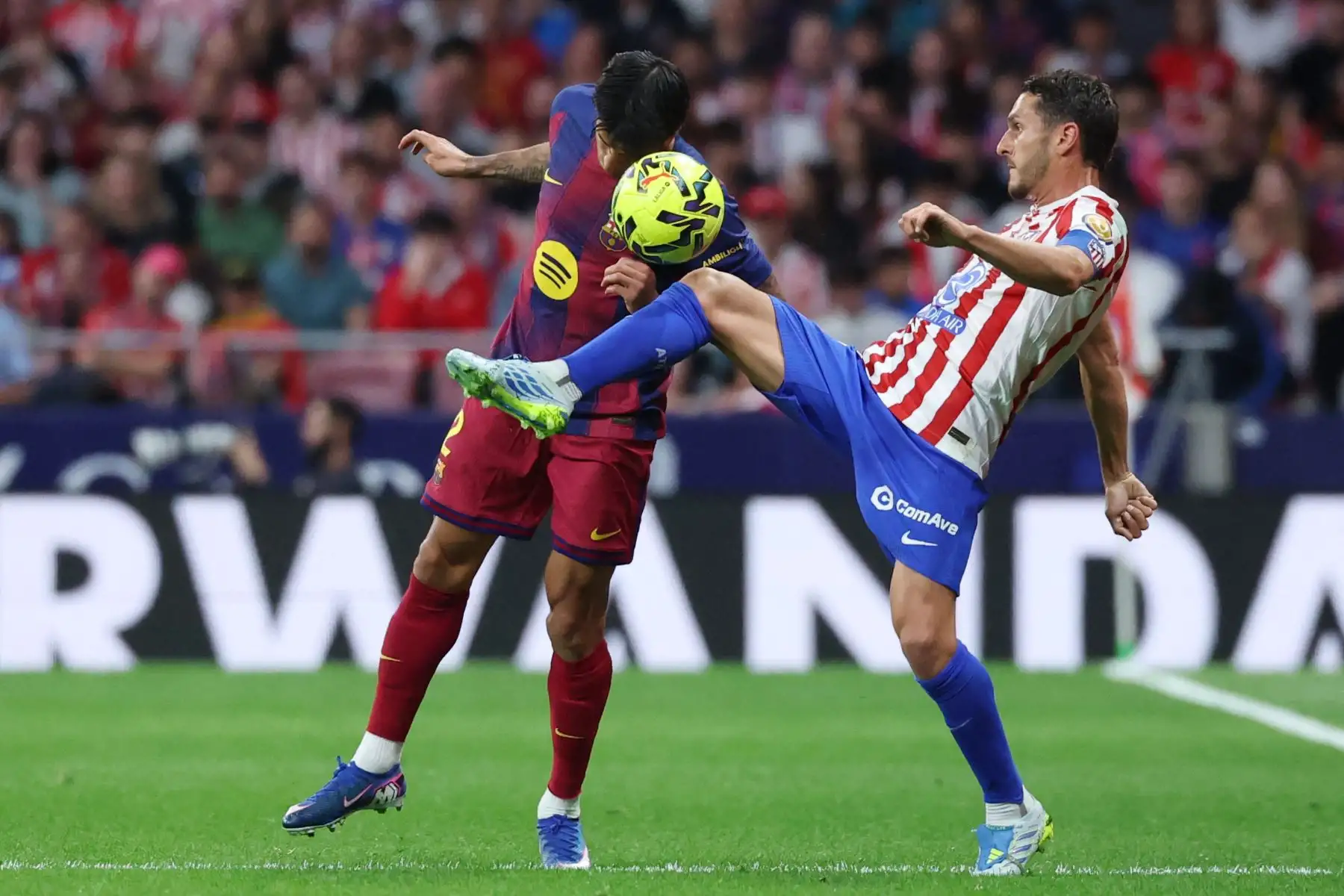 El defensa portugués del Barcelona, ​​Joao Cancelo  y el centrocampista español del Atlético de Madrid, Koke , luchan por el balón durante el partido de la liga española entre el Club Atlético de Madrid y el FC Barcelona en el Estadio Metropolitano de Madrid.
Foto: AFP