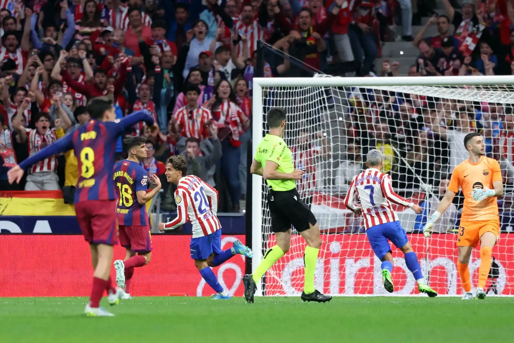 El delantero argentino del Atlético de Madrid, Giuliano Simeone, celebra el primer gol del partido de la liga española entre el Club Atlético de Madrid y el FC Barcelona en el Estadio Metropolitano de Madrid.
Foto: AFP