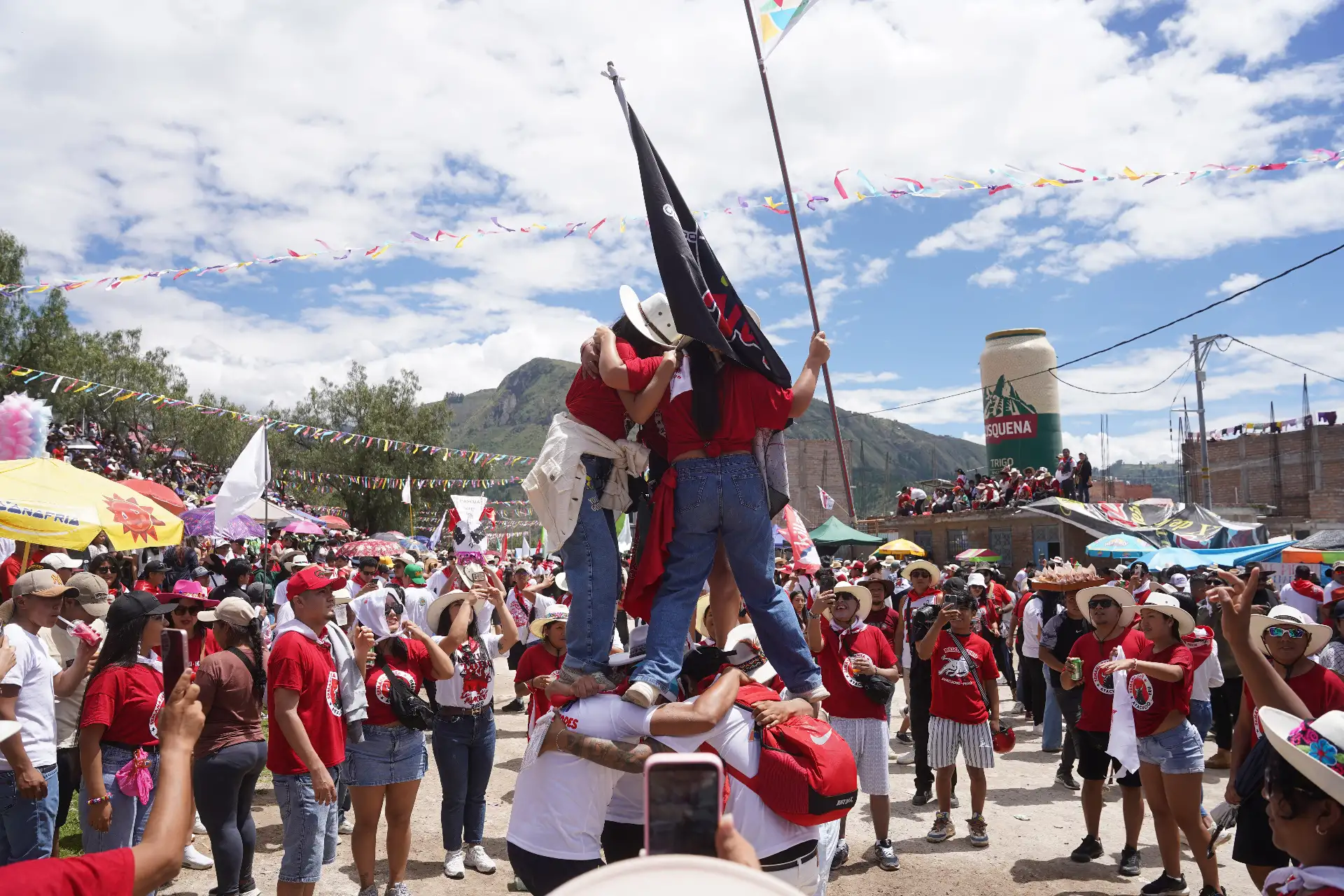 Miles de visitantes y cientos de ayacuchanos participaron en el “Jala Toro”, también conocido como “Pascua Toro”, una de las actividades más emblemáticas y multitudinarias que se celebra en el distrito de Carmen Alto, en Huamanga (Ayacucho), durante la Semana Santa, específicamente el Sábado de Gloria. Foto: ANDINA/Henry Bautista