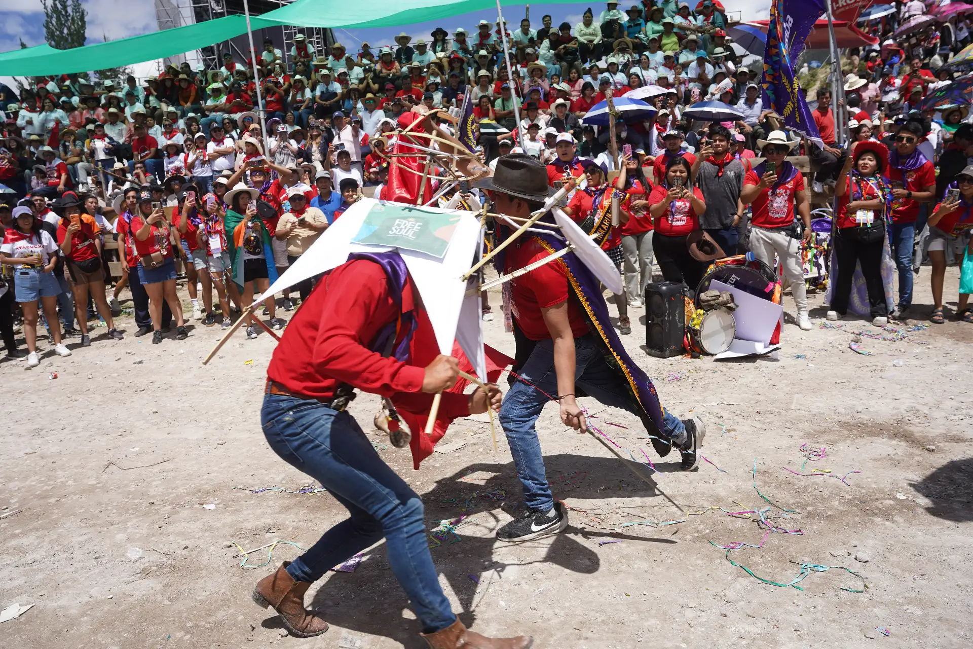 Para sofocar el inclemente sol ayacuchano cisternas arrojaban agua a los participantes. Foto: ANDINA/Henry Bautista