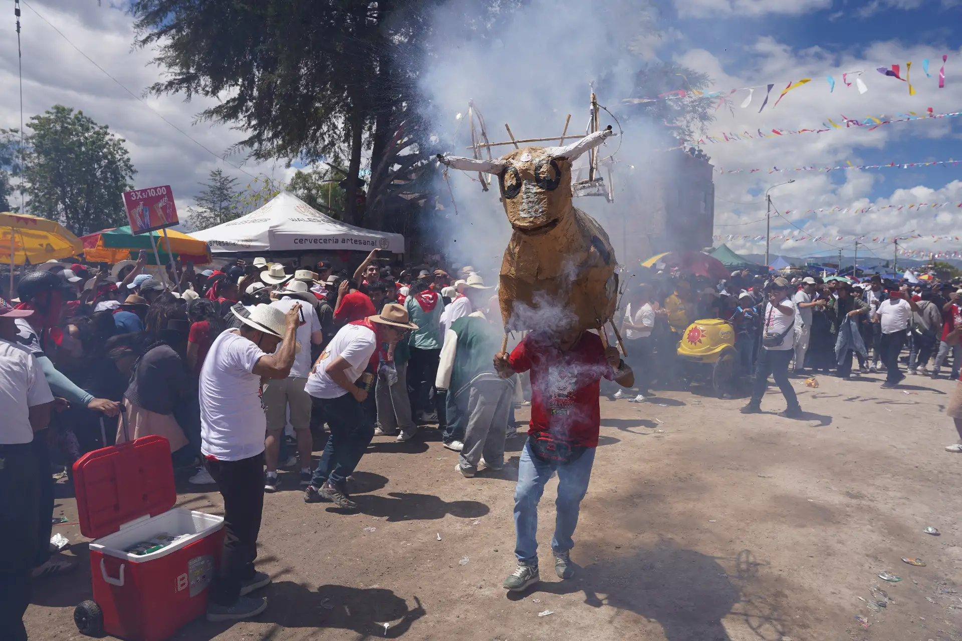 Miles de visitantes y cientos de ayacuchanos participaron en el “Jala Toro”, también conocido como “Pascua Toro”, una de las actividades más emblemáticas y multitudinarias que se celebra en el distrito de Carmen Alto, en Huamanga (Ayacucho), durante la Semana Santa, específicamente el Sábado de Gloria. Foto: ANDINA/Henry Bautista