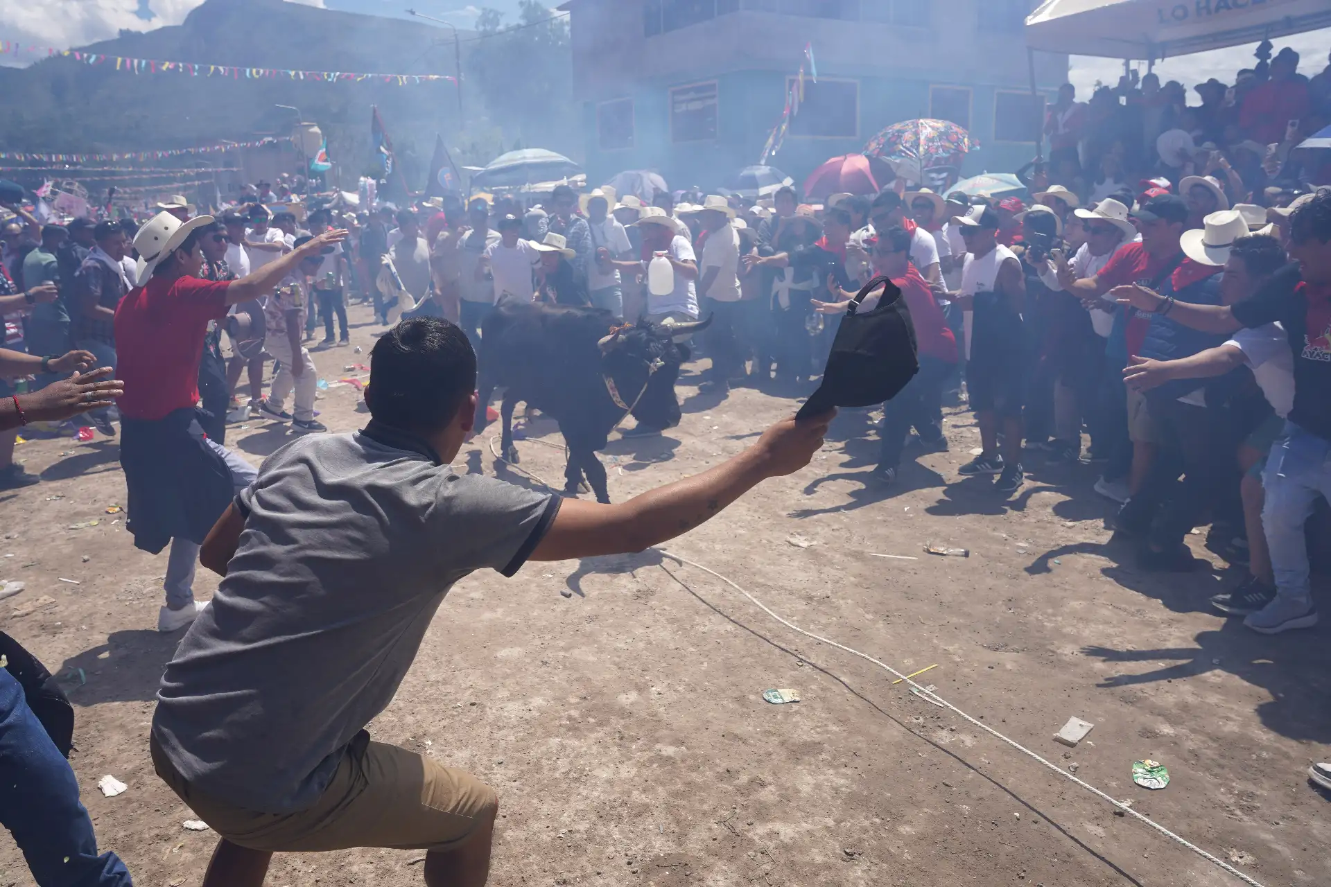 También se realizó la “quema de toritos”, una estructura de carrizo en forma de toro, cargada con fuegos artificiales (pirotecnia), que fue llevada por una persona que bailó e interactuó con el público. Foto: ANDINA/Henry Bautista