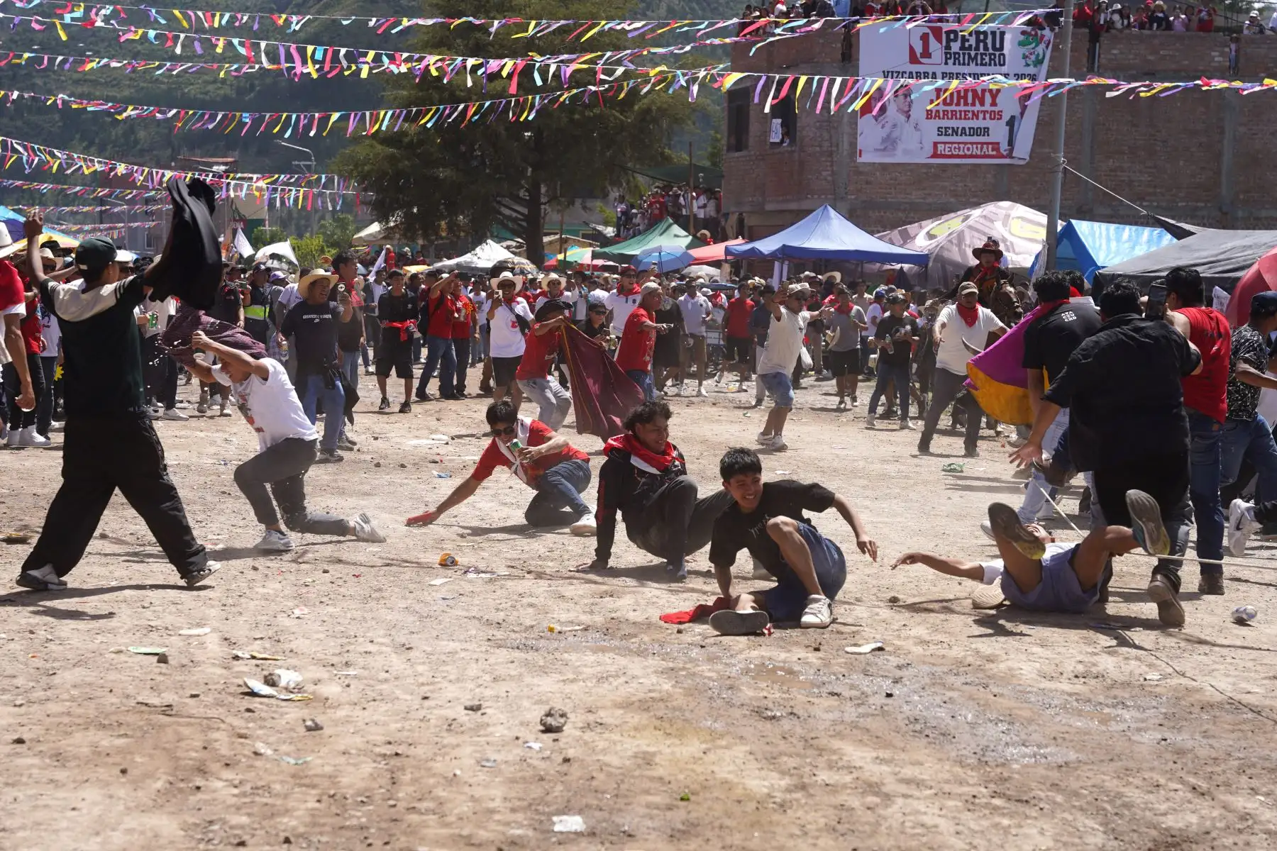 Miles de visitantes y cientos de ayacuchanos participaron en el “Jala Toro”, también conocido como “Pascua Toro”, una de las actividades más emblemáticas y multitudinarias que se celebra en el distrito de Carmen Alto, en Huamanga (Ayacucho), durante la Semana Santa, específicamente el Sábado de Gloria. Foto: ANDINA/Henry Bautista