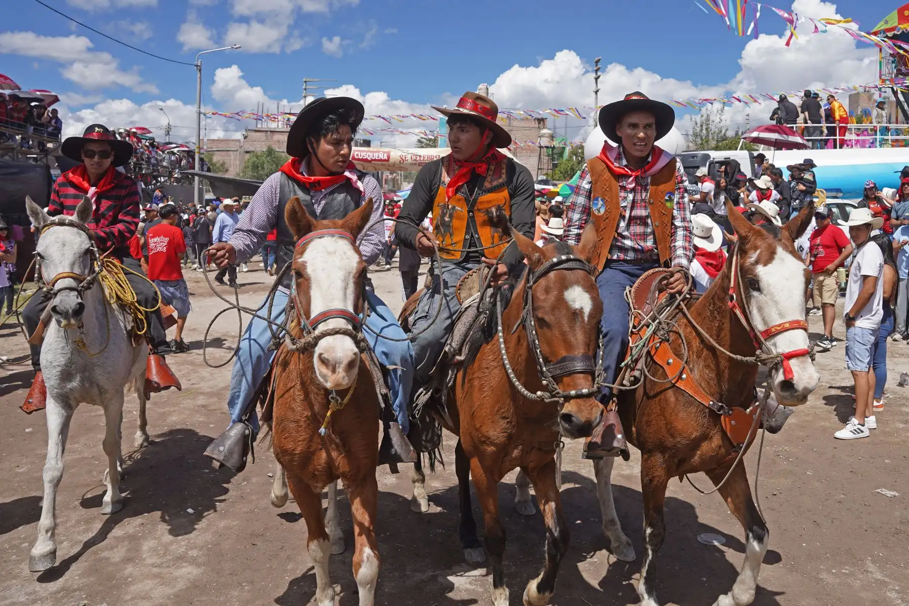 Miles de visitantes y cientos de ayacuchanos participaron en el “Jala Toro”, también conocido como “Pascua Toro”, una de las actividades más emblemáticas y multitudinarias que se celebra en el distrito de Carmen Alto, en Huamanga (Ayacucho), durante la Semana Santa, específicamente el Sábado de Gloria. Foto: ANDINA/Henry Bautista