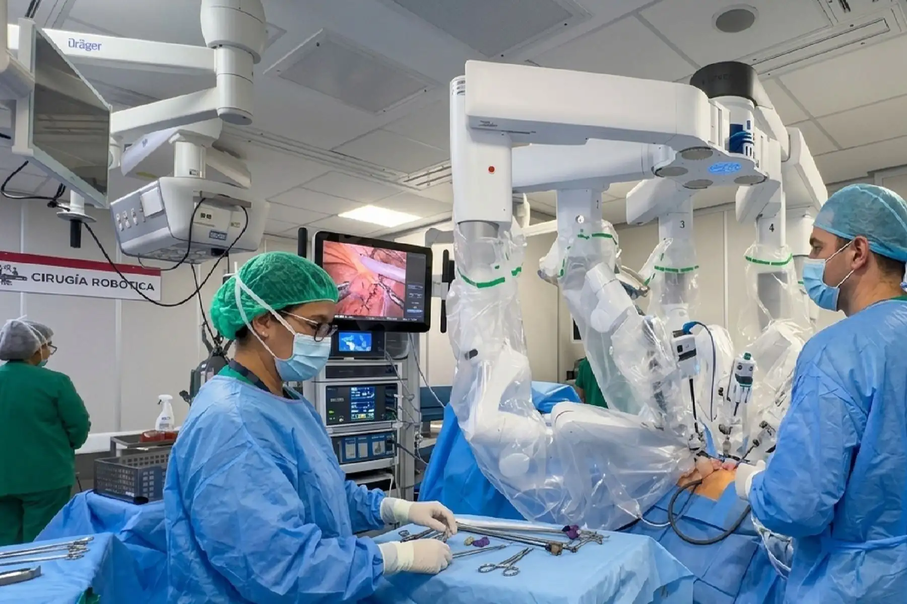 INEN destaca avances de cirugía robótica en tratamiento del cáncer en Perú