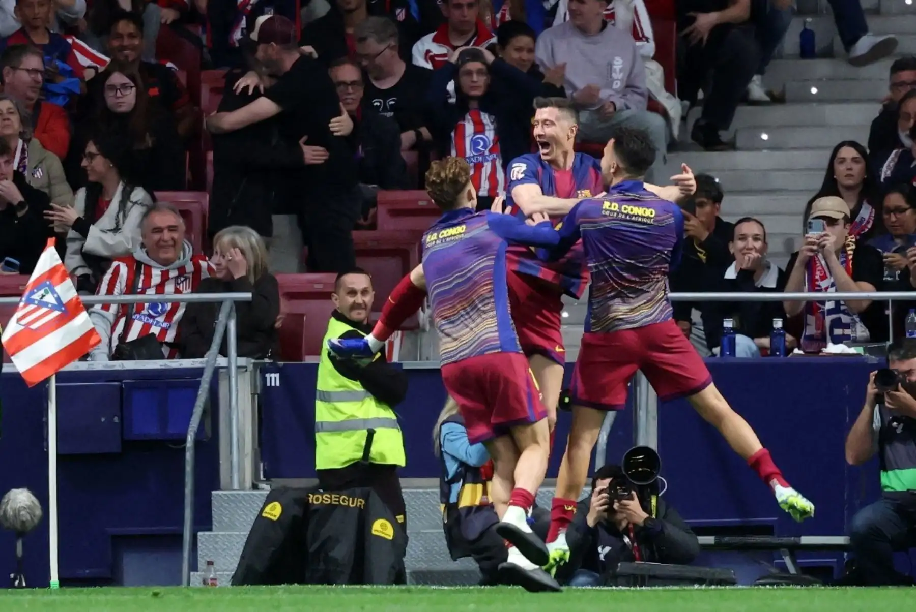 Barcelona gana 2-1 al Atlético de Madrid y se distancia a 7 puntos del Real Madrid