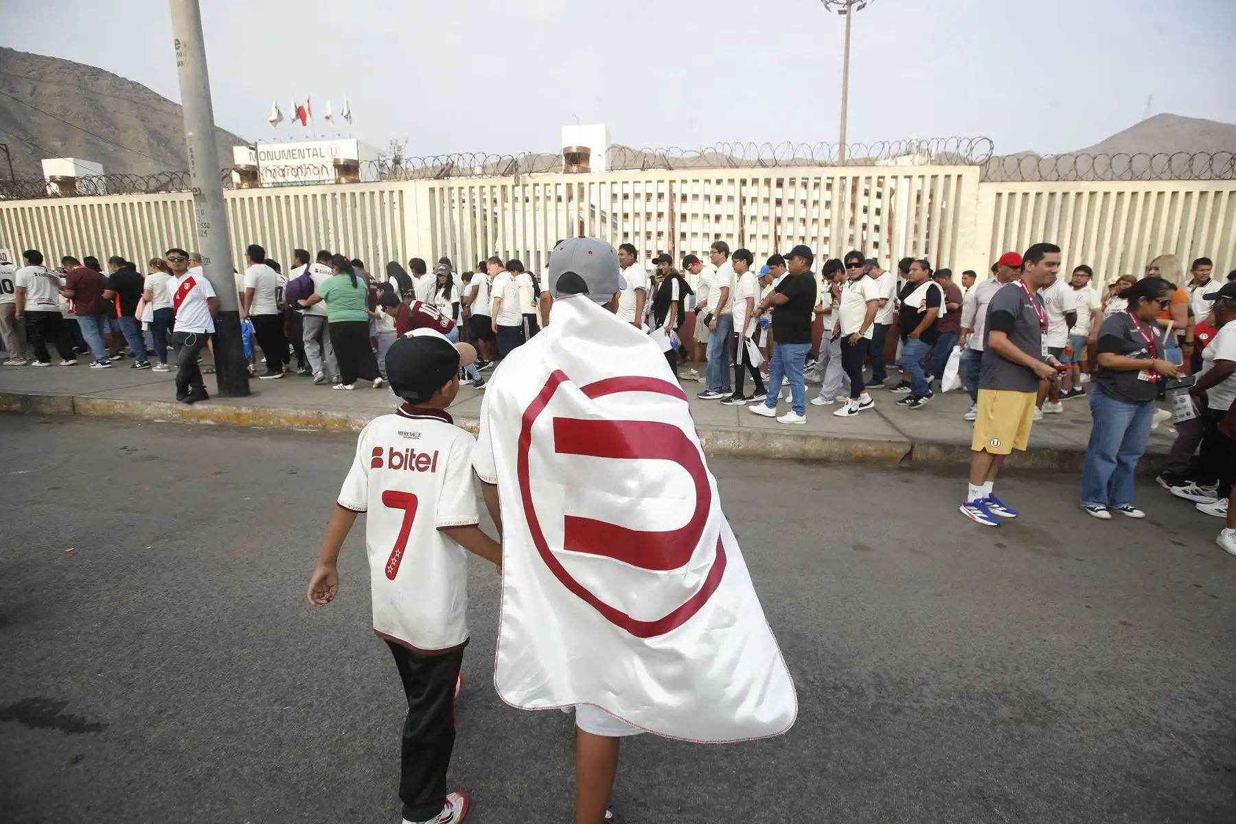 Hinchas del equipo crema llegan al Estadio Monumental para presenciar el clásico del fútbol peruano entre Universitario de Deportes y Alianza Lima, en duelo correspondiente a la novena fecha del Torneo Apertura de la Liga 1, en medio de gran expectativa y ambiente festivo. Foto: ANDINA/Eddy Ramos