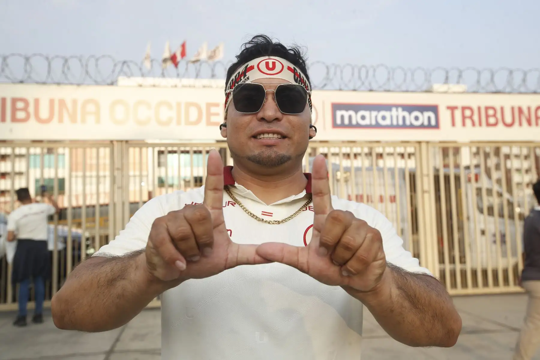 Hinchas del equipo crema llegan al Estadio Monumental para presenciar el clásico del fútbol peruano entre Universitario de Deportes y Alianza Lima, en duelo correspondiente a la novena fecha del Torneo Apertura de la Liga 1, en medio de gran expectativa y ambiente festivo. Foto: ANDINA/Eddy Ramos