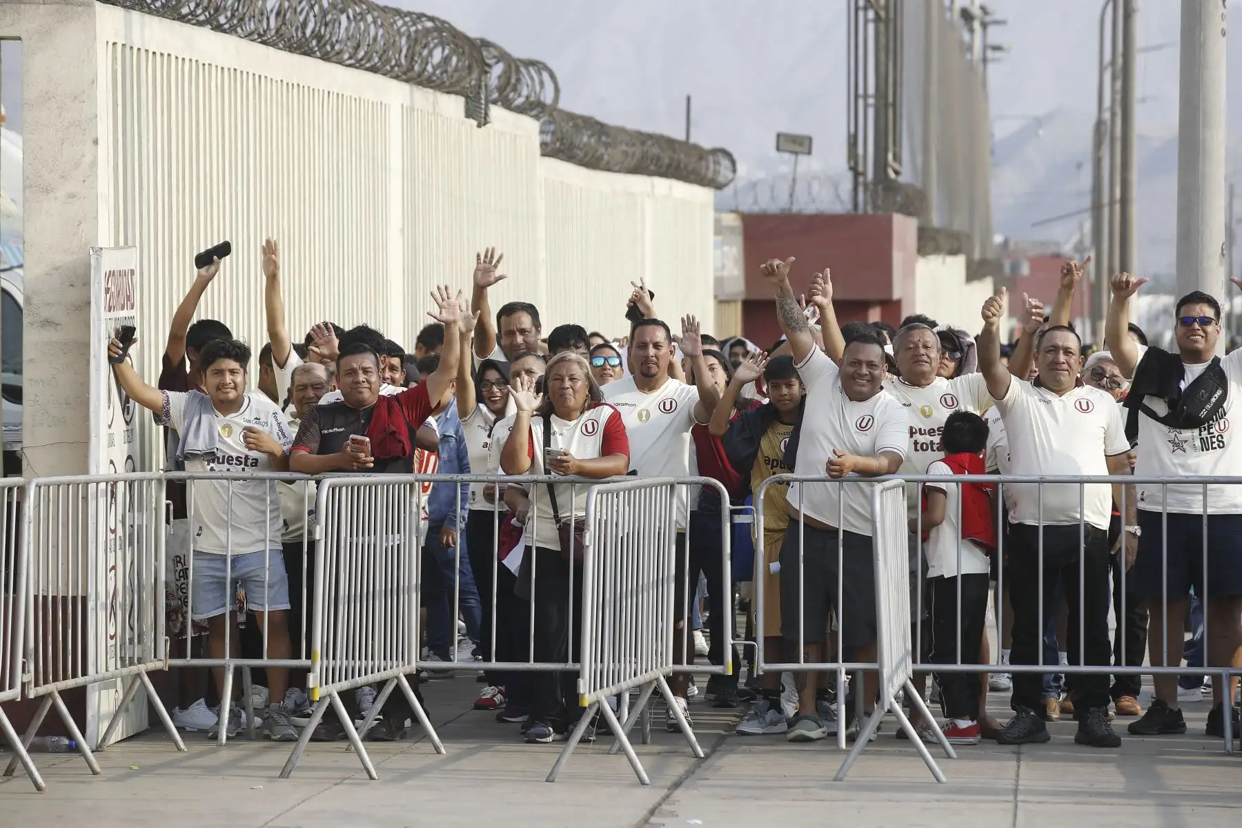 Hinchas del equipo crema llegan al Estadio Monumental para presenciar el clásico del fútbol peruano entre Universitario de Deportes y Alianza Lima, en duelo correspondiente a la novena fecha del Torneo Apertura de la Liga 1, en medio de gran expectativa y ambiente festivo. Foto: ANDINA/Eddy Ramos