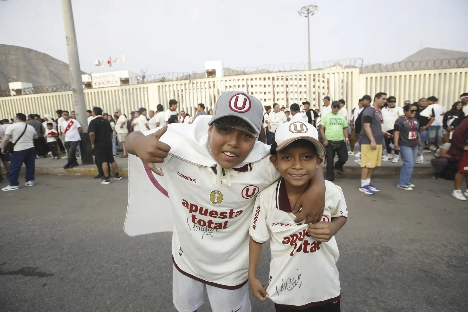 Hinchas del equipo crema llegan al Estadio Monumental para presenciar el clásico del fútbol peruano entre Universitario de Deportes y Alianza Lima, en duelo correspondiente a la novena fecha del Torneo Apertura de la Liga 1, en medio de gran expectativa y ambiente festivo. Foto: ANDINA/Eddy Ramos