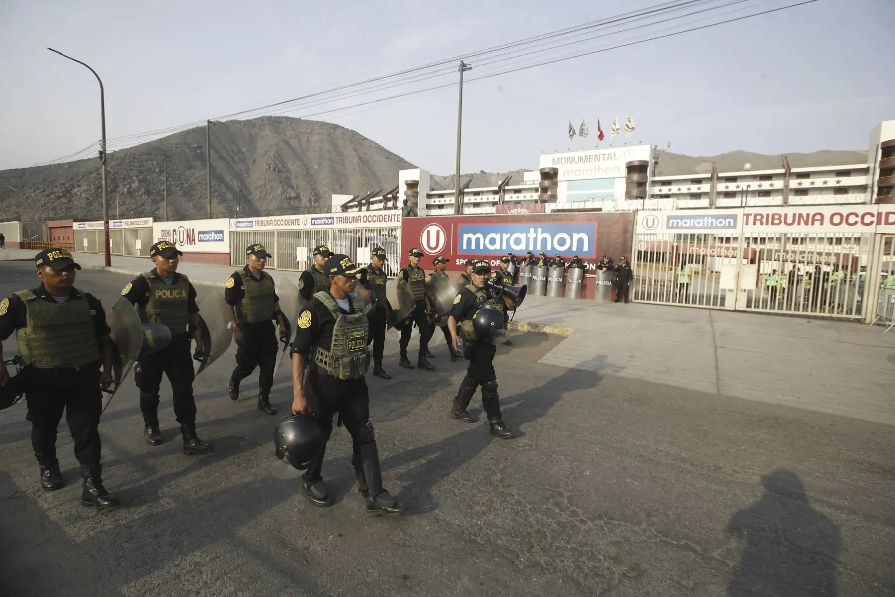 Hinchas del equipo crema llegan al Estadio Monumental para presenciar el clásico del fútbol peruano entre Universitario de Deportes y Alianza Lima, en duelo correspondiente a la novena fecha del Torneo Apertura de la Liga 1, en medio de gran expectativa y ambiente festivo. Foto: ANDINA/Eddy Ramos