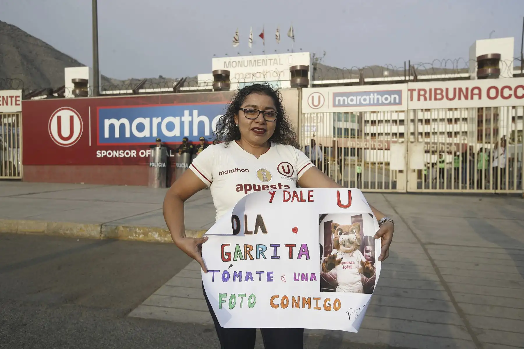 Hinchas del equipo crema llegan al Estadio Monumental para presenciar el clásico del fútbol peruano entre Universitario de Deportes y Alianza Lima, en duelo correspondiente a la novena fecha del Torneo Apertura de la Liga 1, en medio de gran expectativa y ambiente festivo. Foto: ANDINA/Eddy Ramos