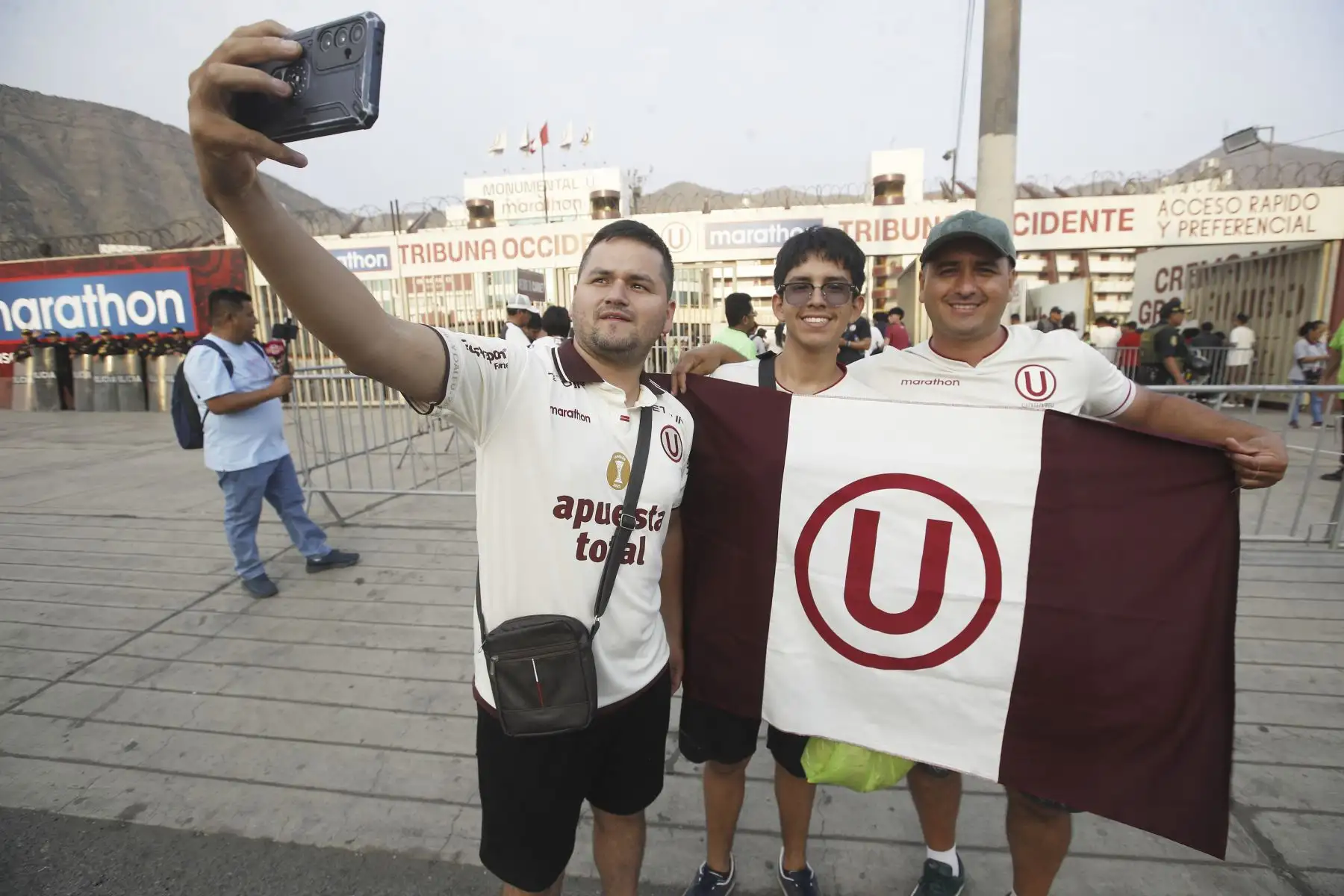 Hinchas del equipo crema llegan al Estadio Monumental para presenciar el clásico del fútbol peruano entre Universitario de Deportes y Alianza Lima, en duelo correspondiente a la novena fecha del Torneo Apertura de la Liga 1, en medio de gran expectativa y ambiente festivo. Foto: ANDINA/Eddy Ramos