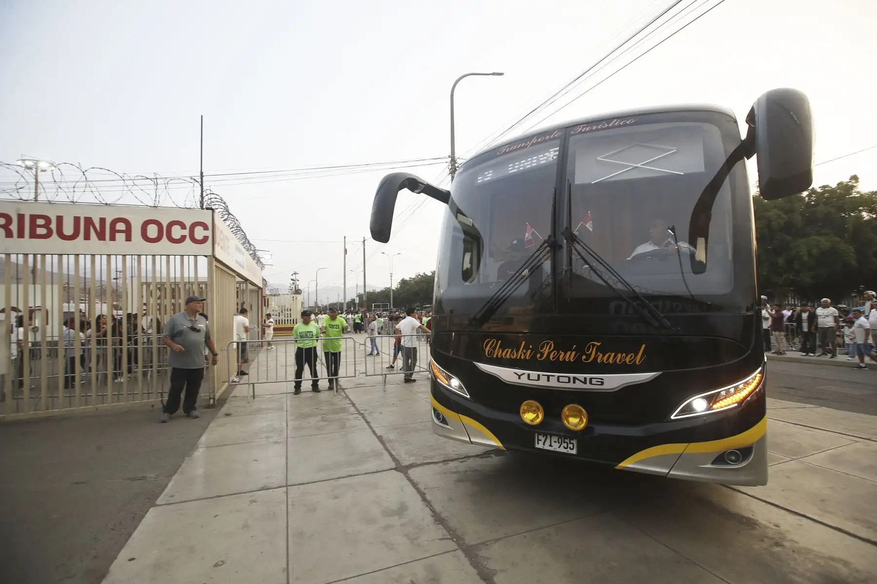 Hinchas del equipo crema llegan al Estadio Monumental para presenciar el clásico del fútbol peruano entre Universitario de Deportes y Alianza Lima, en duelo correspondiente a la novena fecha del Torneo Apertura de la Liga 1, en medio de gran expectativa y ambiente festivo. Foto: ANDINA/Eddy Ramos
