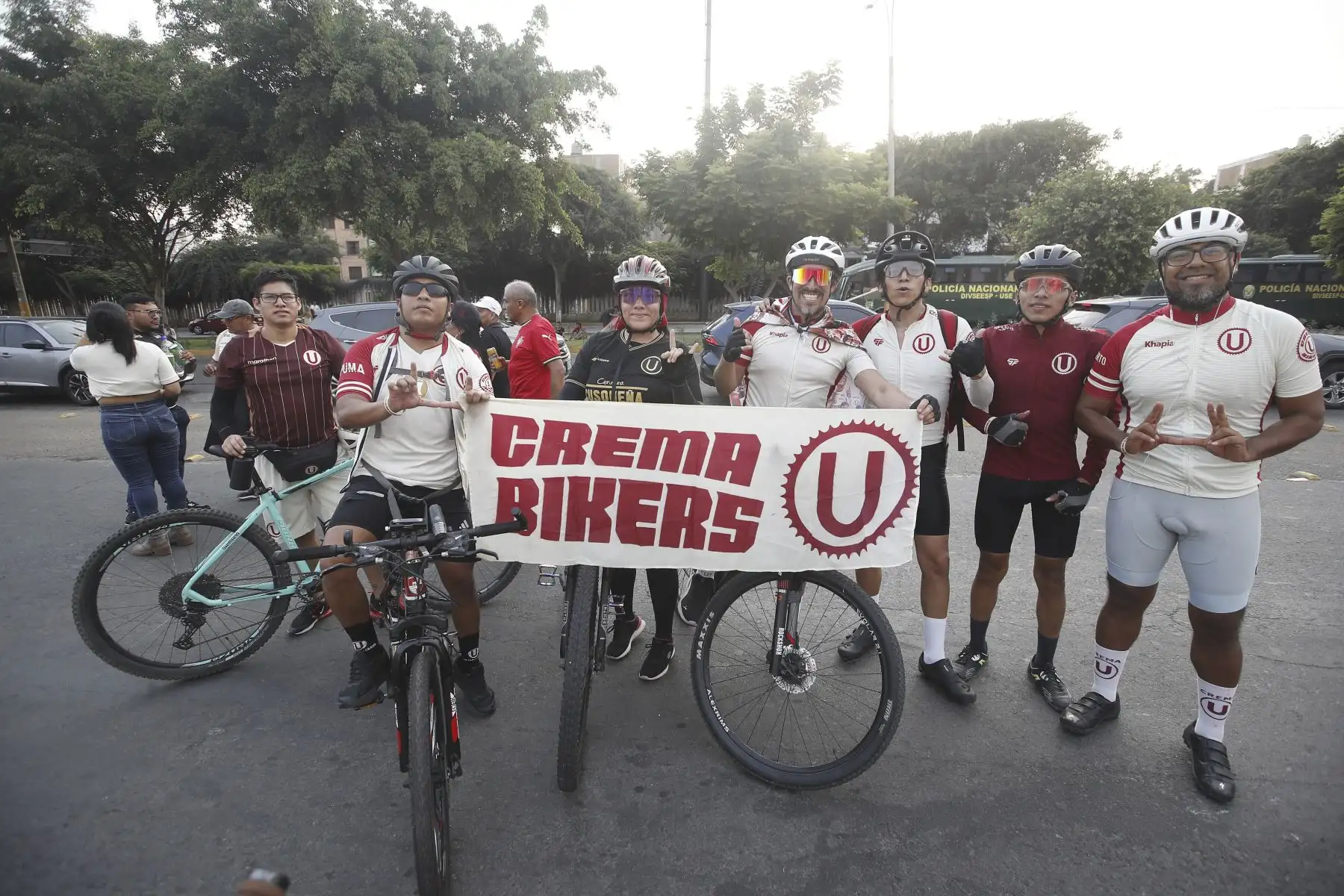 Hinchas del equipo crema llegan al Estadio Monumental para presenciar el clásico del fútbol peruano entre Universitario de Deportes y Alianza Lima, en duelo correspondiente a la novena fecha del Torneo Apertura de la Liga 1, en medio de gran expectativa y ambiente festivo. Foto: ANDINA/Eddy Ramos