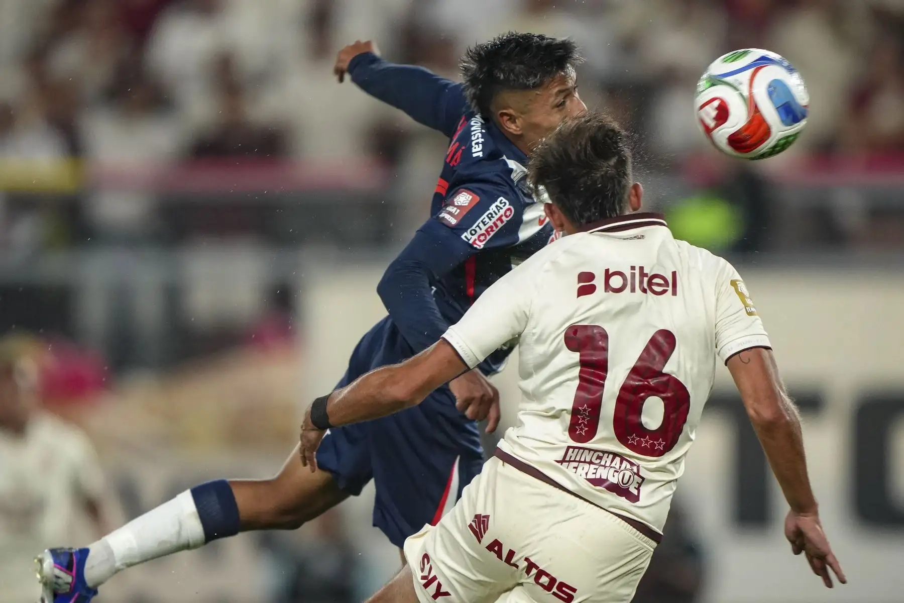 Universitario de Deportes venció 1-0 a Alianza Lima en el clásico del fútbol peruano disputado en el Estadio Monumental, por la novena fecha del Torneo Apertura de la Liga 1. El gol del encuentro fue anotado por Martín Pérez Guedes, tras un centro de Alex Valera, en un duelo intenso y de escasas oportunidades. Foto: Liga 1