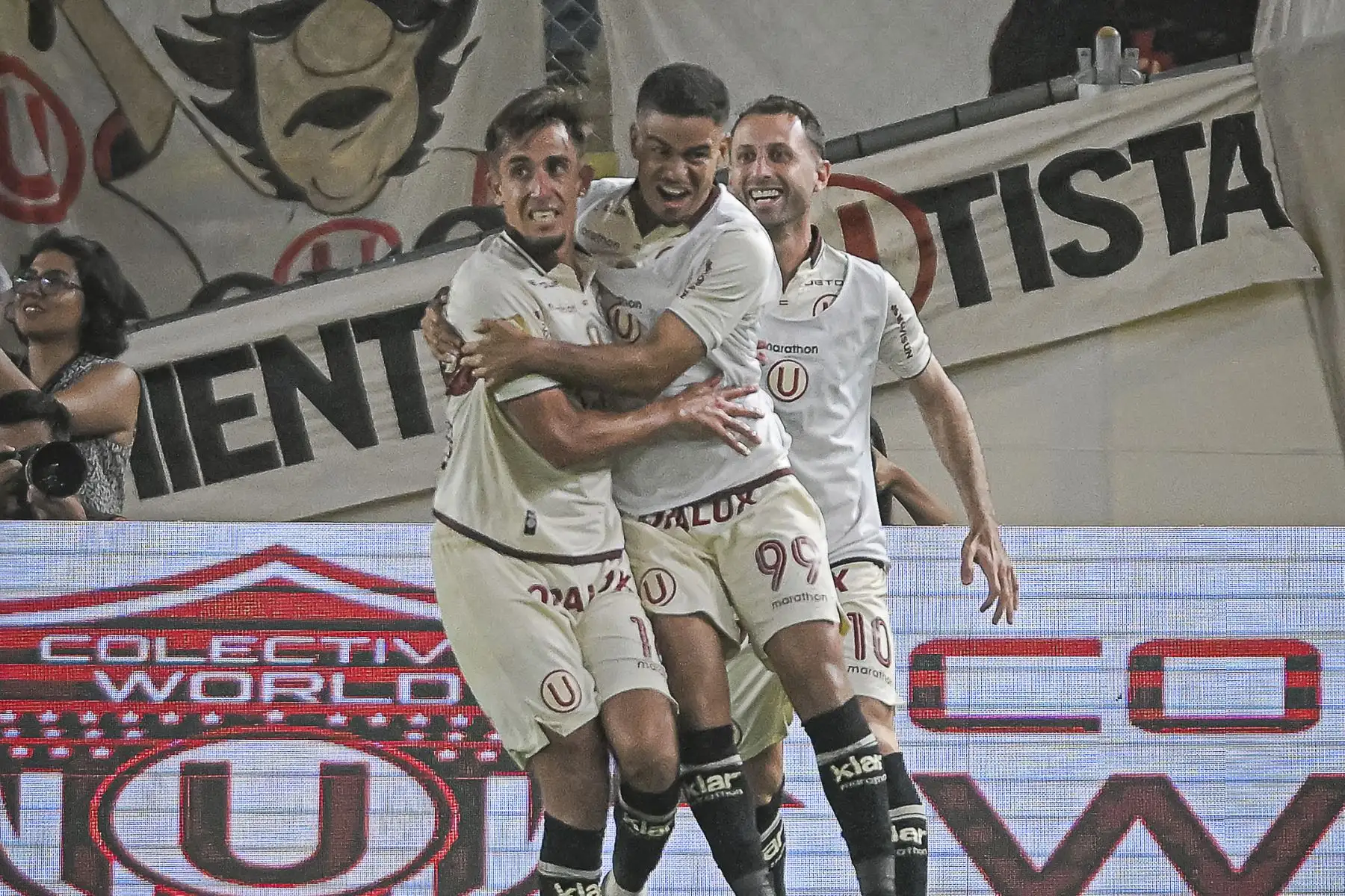 Universitario de Deportes venció 1-0 a Alianza Lima en el clásico del fútbol peruano disputado en el Estadio Monumental, por la novena fecha del Torneo Apertura de la Liga 1. El gol del encuentro fue anotado por Martín Pérez Guedes, tras un centro de Alex Valera, en un duelo intenso y de escasas oportunidades. Foto: Liga 1