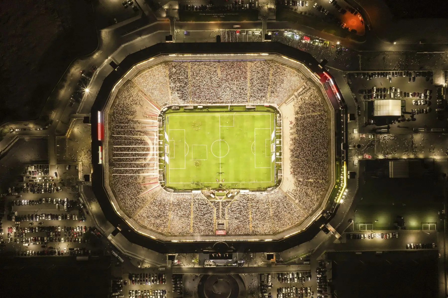 Universitario de Deportes venció 1-0 a Alianza Lima en el clásico del fútbol peruano disputado en el Estadio Monumental, por la novena fecha del Torneo Apertura de la Liga 1. El gol del encuentro fue anotado por Martín Pérez Guedes, tras un centro de Alex Valera, en un duelo intenso y de escasas oportunidades. Foto: Liga 1
