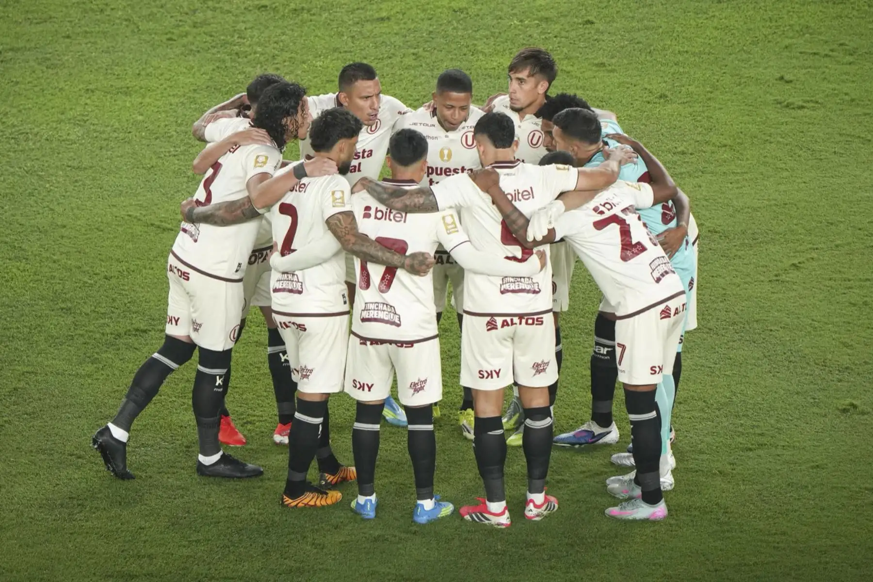 Universitario de Deportes venció 1-0 a Alianza Lima en el clásico del fútbol peruano disputado en el Estadio Monumental, por la novena fecha del Torneo Apertura de la Liga 1. El gol del encuentro fue anotado por Martín Pérez Guedes, tras un centro de Alex Valera, en un duelo intenso y de escasas oportunidades. Foto: Liga 1