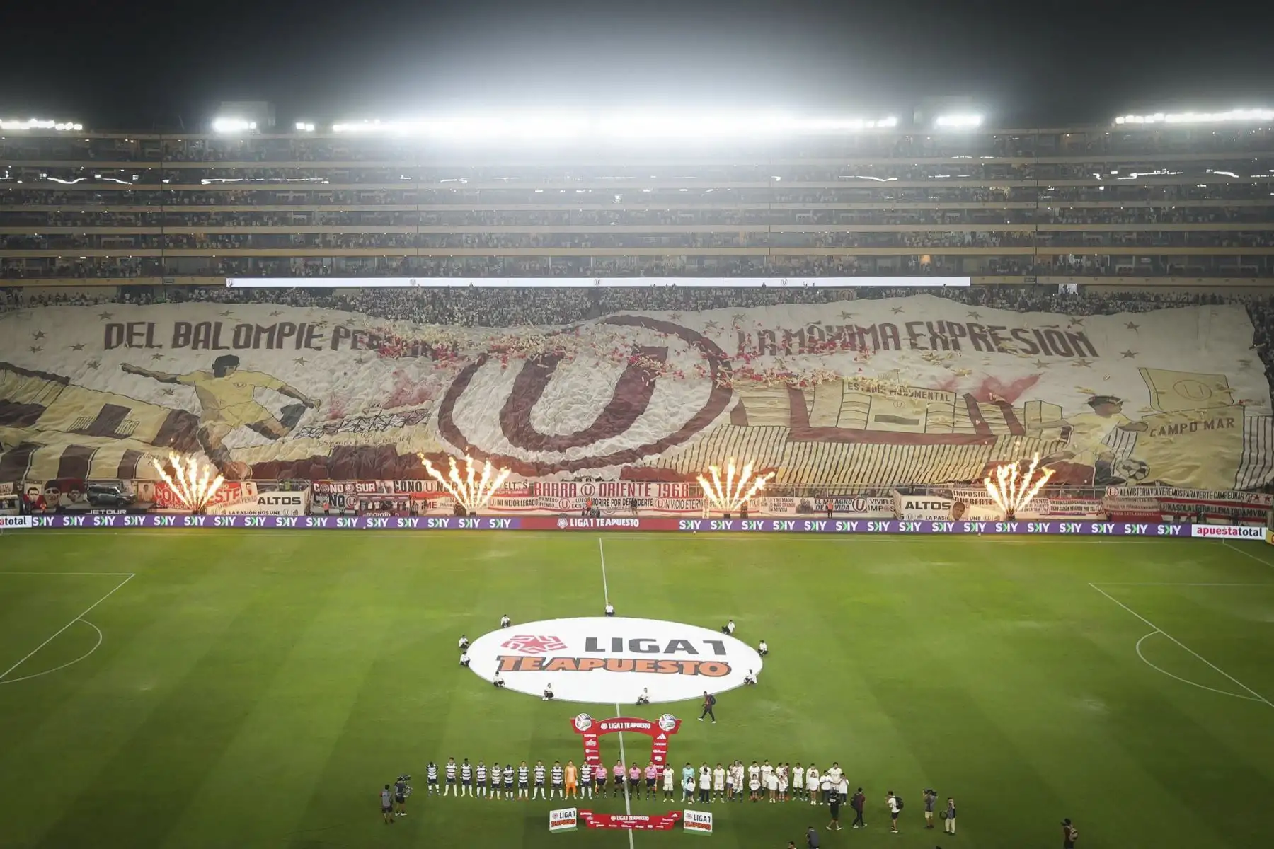 Universitario de Deportes venció 1-0 a Alianza Lima en el clásico del fútbol peruano disputado en el Estadio Monumental, por la novena fecha del Torneo Apertura de la Liga 1. El gol del encuentro fue anotado por Martín Pérez Guedes, tras un centro de Alex Valera, en un duelo intenso y de escasas oportunidades. Foto: Liga 1