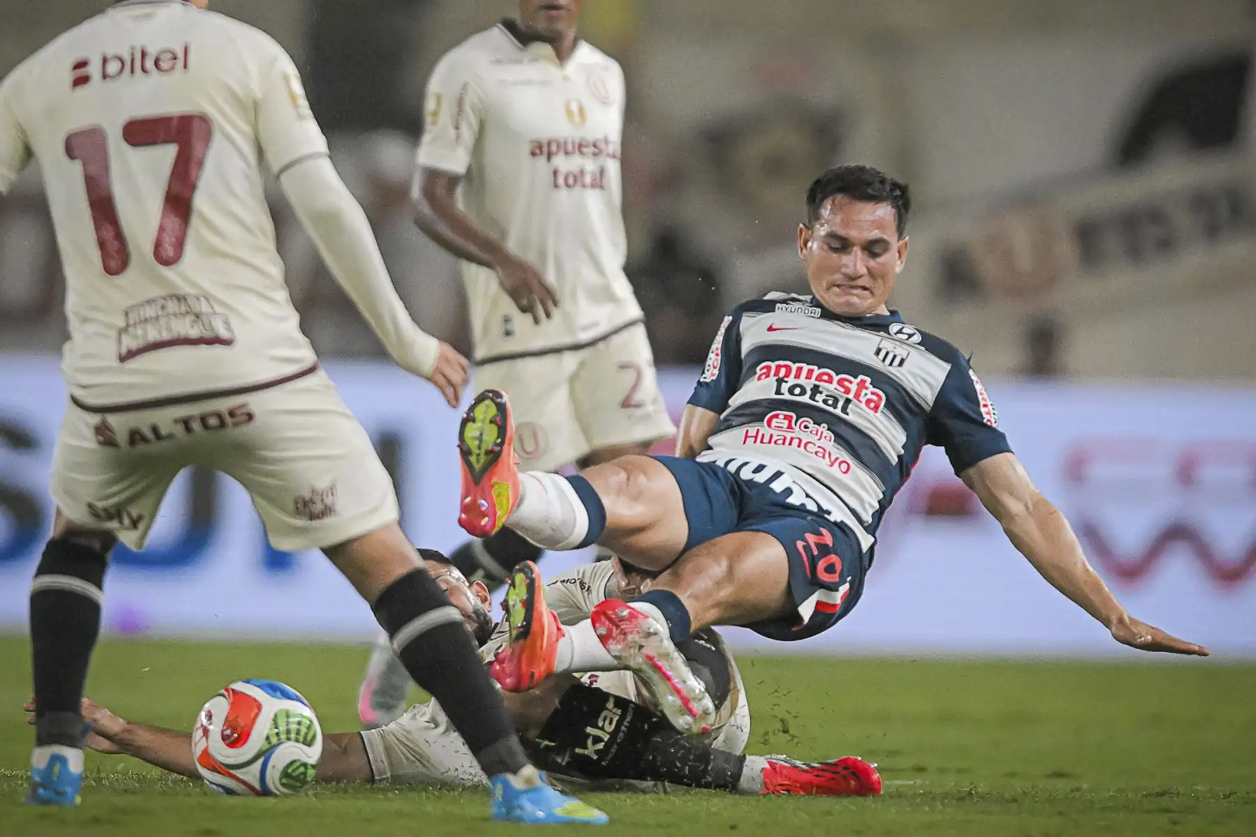 Universitario de Deportes venció 1-0 a Alianza Lima en el clásico del fútbol peruano disputado en el Estadio Monumental, por la novena fecha del Torneo Apertura de la Liga 1. El gol del encuentro fue anotado por Martín Pérez Guedes, tras un centro de Alex Valera, en un duelo intenso y de escasas oportunidades. Foto: Liga 1