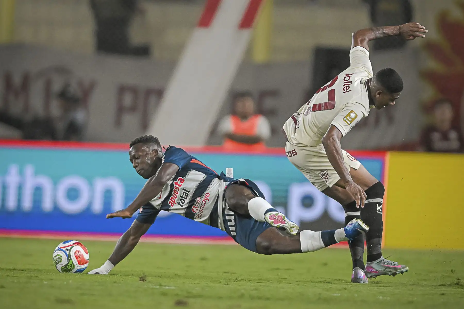 Universitario de Deportes venció 1-0 a Alianza Lima en el clásico del fútbol peruano disputado en el Estadio Monumental, por la novena fecha del Torneo Apertura de la Liga 1. El gol del encuentro fue anotado por Martín Pérez Guedes, tras un centro de Alex Valera, en un duelo intenso y de escasas oportunidades. Foto: Liga 1