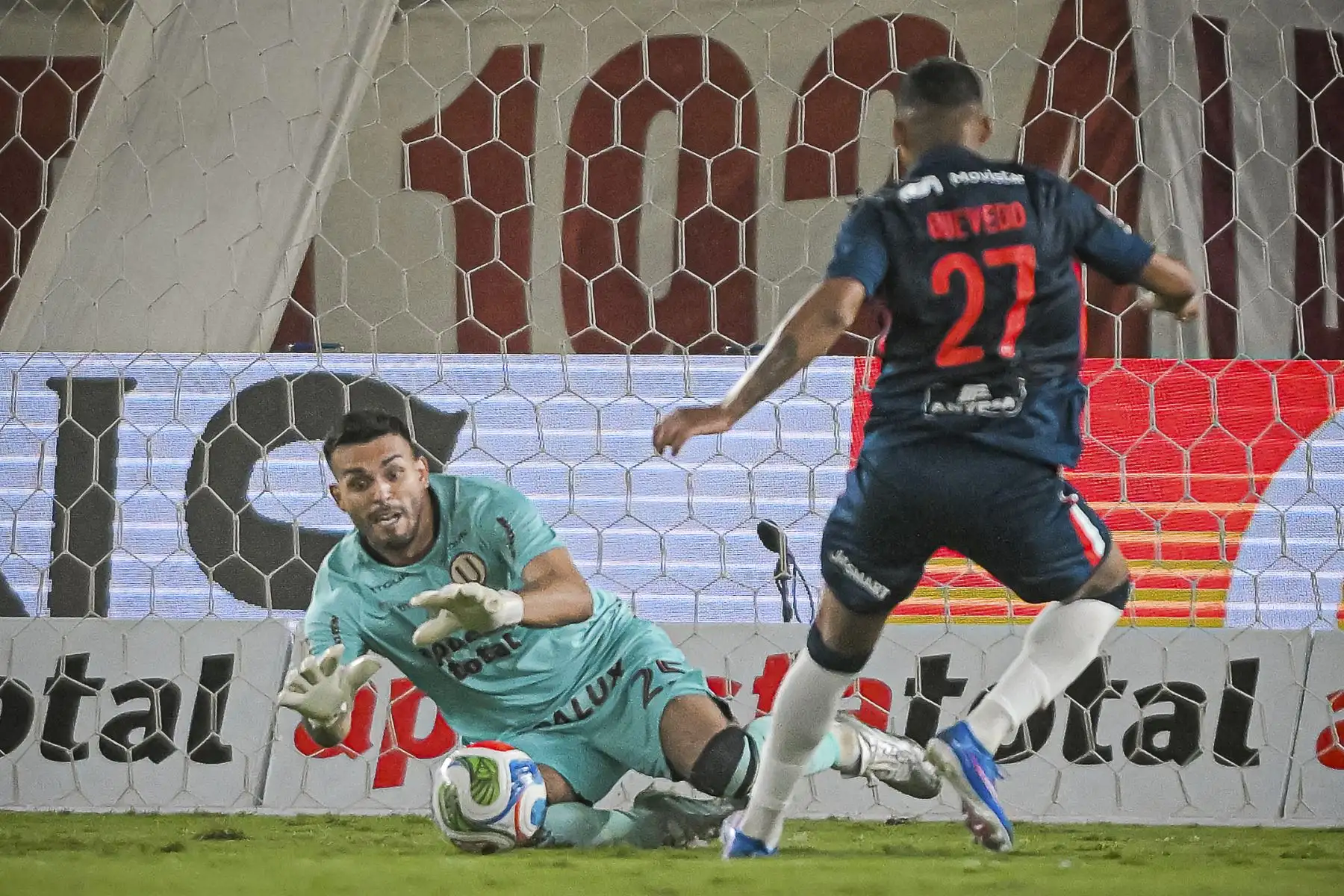 Universitario de Deportes venció 1-0 a Alianza Lima en el clásico del fútbol peruano disputado en el Estadio Monumental, por la novena fecha del Torneo Apertura de la Liga 1. El gol del encuentro fue anotado por Martín Pérez Guedes, tras un centro de Alex Valera, en un duelo intenso y de escasas oportunidades. Foto: Liga 1