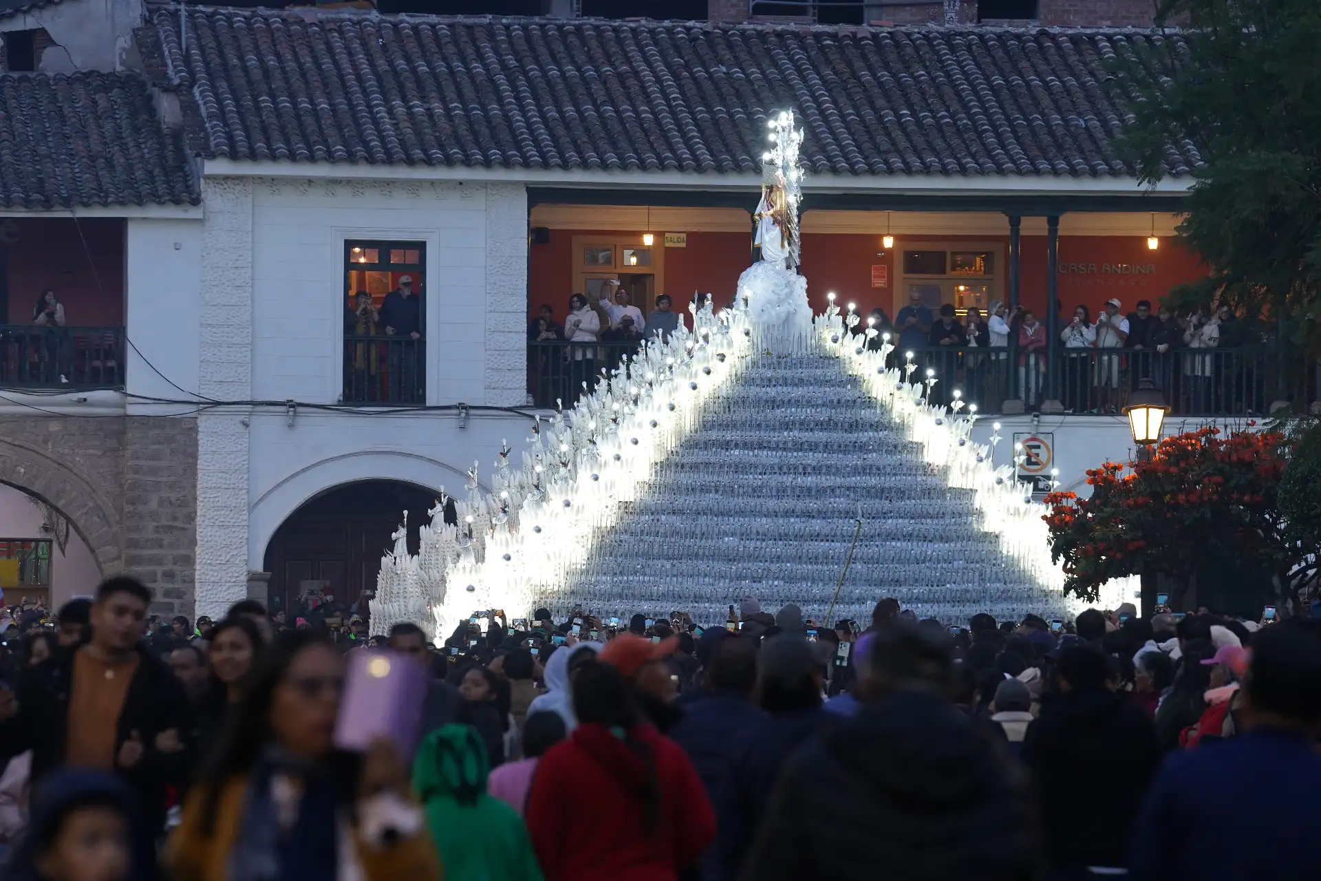 La anda del Señor de Pascua de Resurrección por un lapso de una hora recorrió el perímetro de la Plaza Mayor de Huamanga
Foto: ANDINA/Genry Bautista
