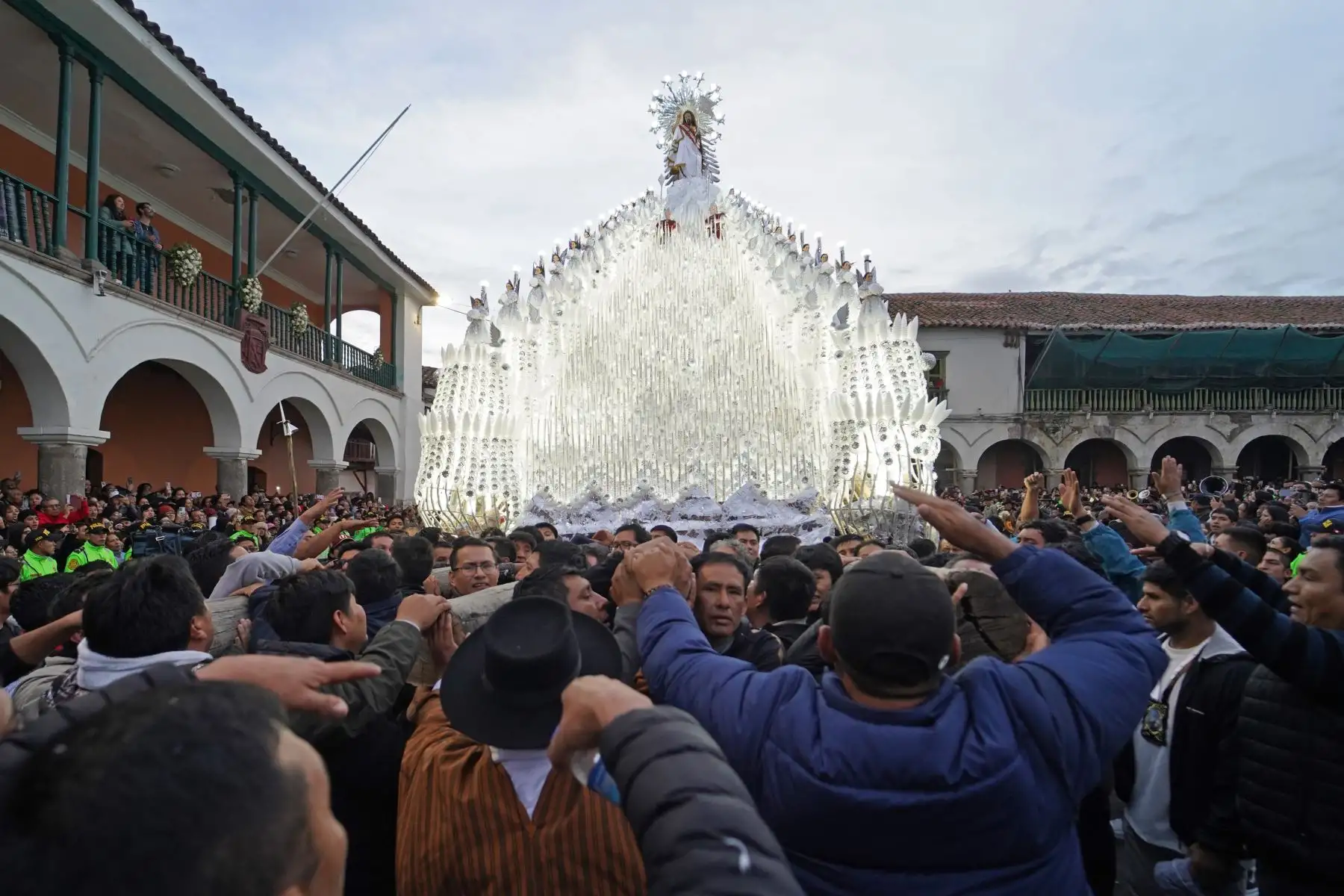 Más de 400 varones cargaron el anda de la imagen del Señor de Pascua de Resurrección en el Domingo de Resurrección por la Plaza Mayor de Huamanga en Ayacucho. 
Foto: ANDINA/Genry Bautista