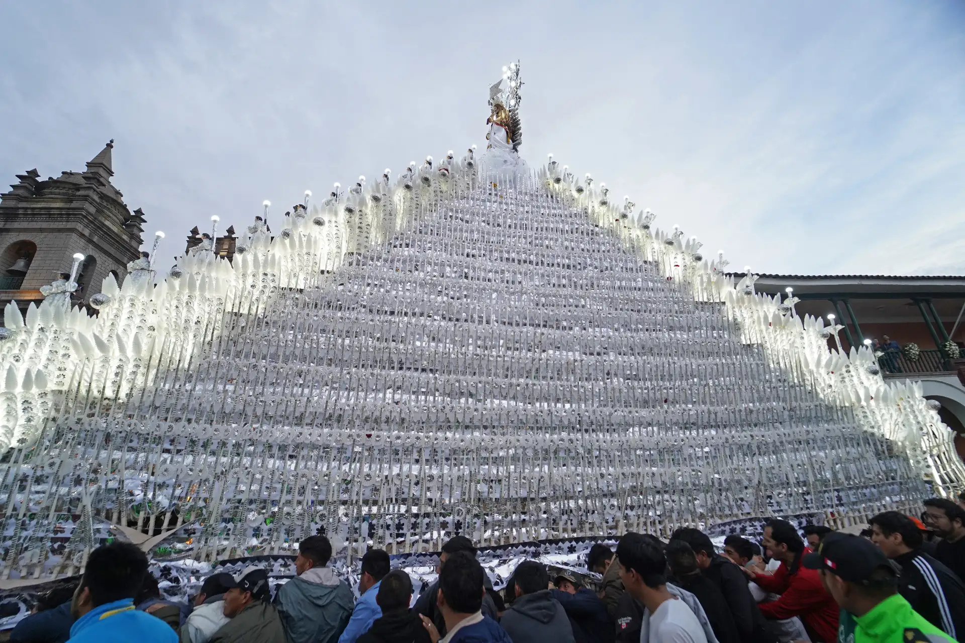Más de 400 varones cargaron el anda de la imagen del Señor de Pascua de Resurrección en el Domingo de Resurrección por la Plaza Mayor de Huamanga en Ayacucho. 
Foto: ANDINA/Genry Bautista