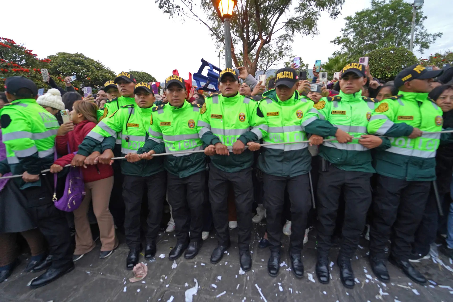 Las actividades por la Semana Santa estuvo presidido por el arzobispo de Ayacucho, Salvador Piñeiro, quien oficio la Santa Misa de la Pascua del Señor Resucitado en la basílica catedral.
Foto: ANDINA/Genry Bautista