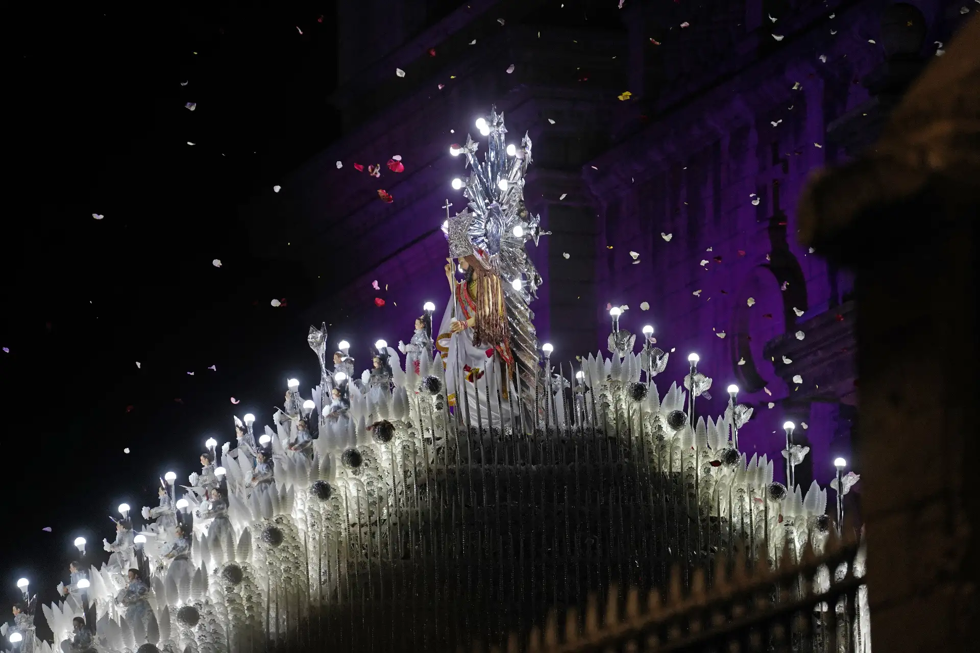 Más de 400 varones cargaron el anda de la imagen del Señor de Pascua de Resurrección en el Domingo de Resurrección por la Plaza Mayor de Huamanga en Ayacucho. 
Foto: ANDINA/Genry Bautista